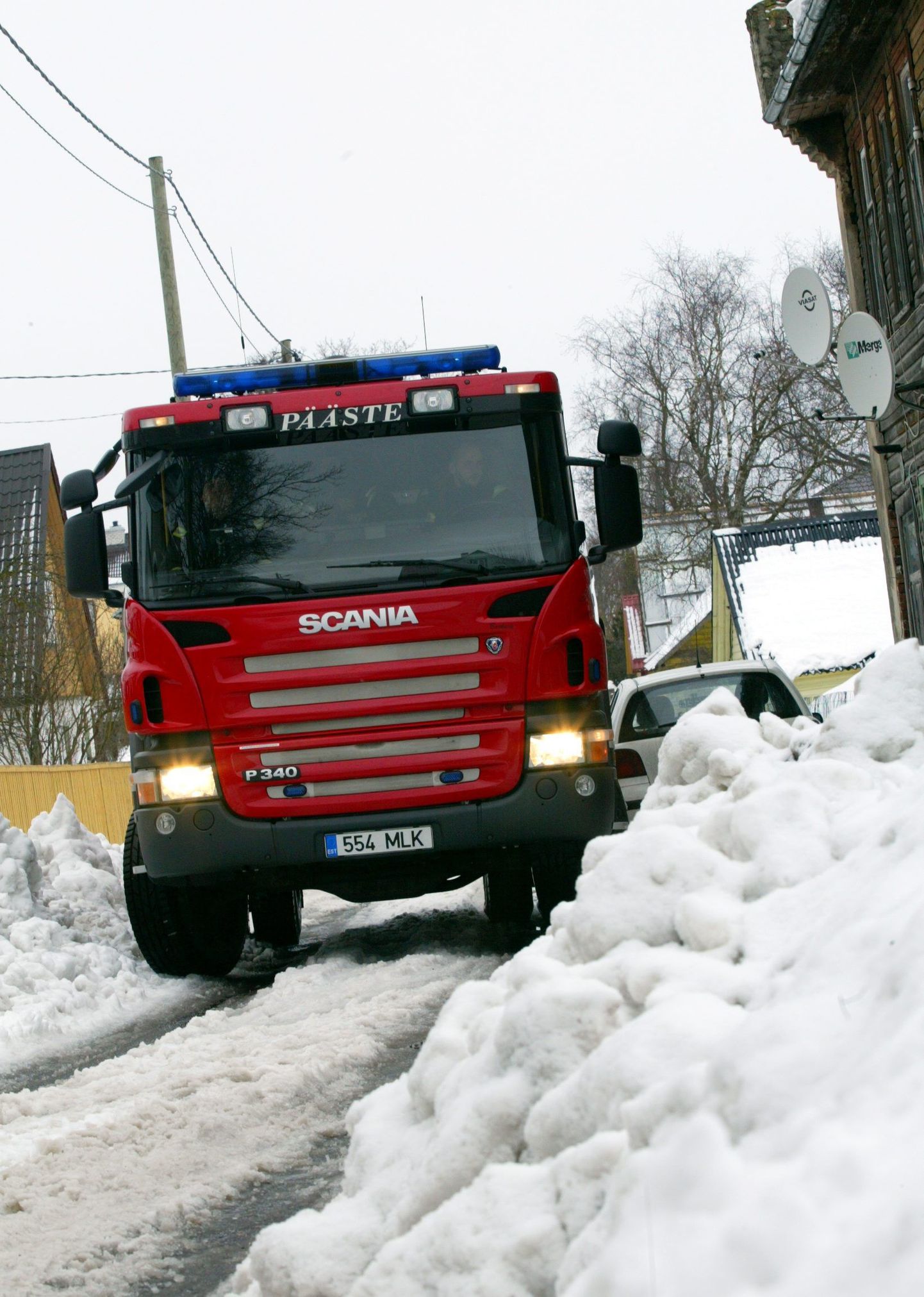 Päästeteenistuse auto Rakvere linnas kitsal Vene tänaval.