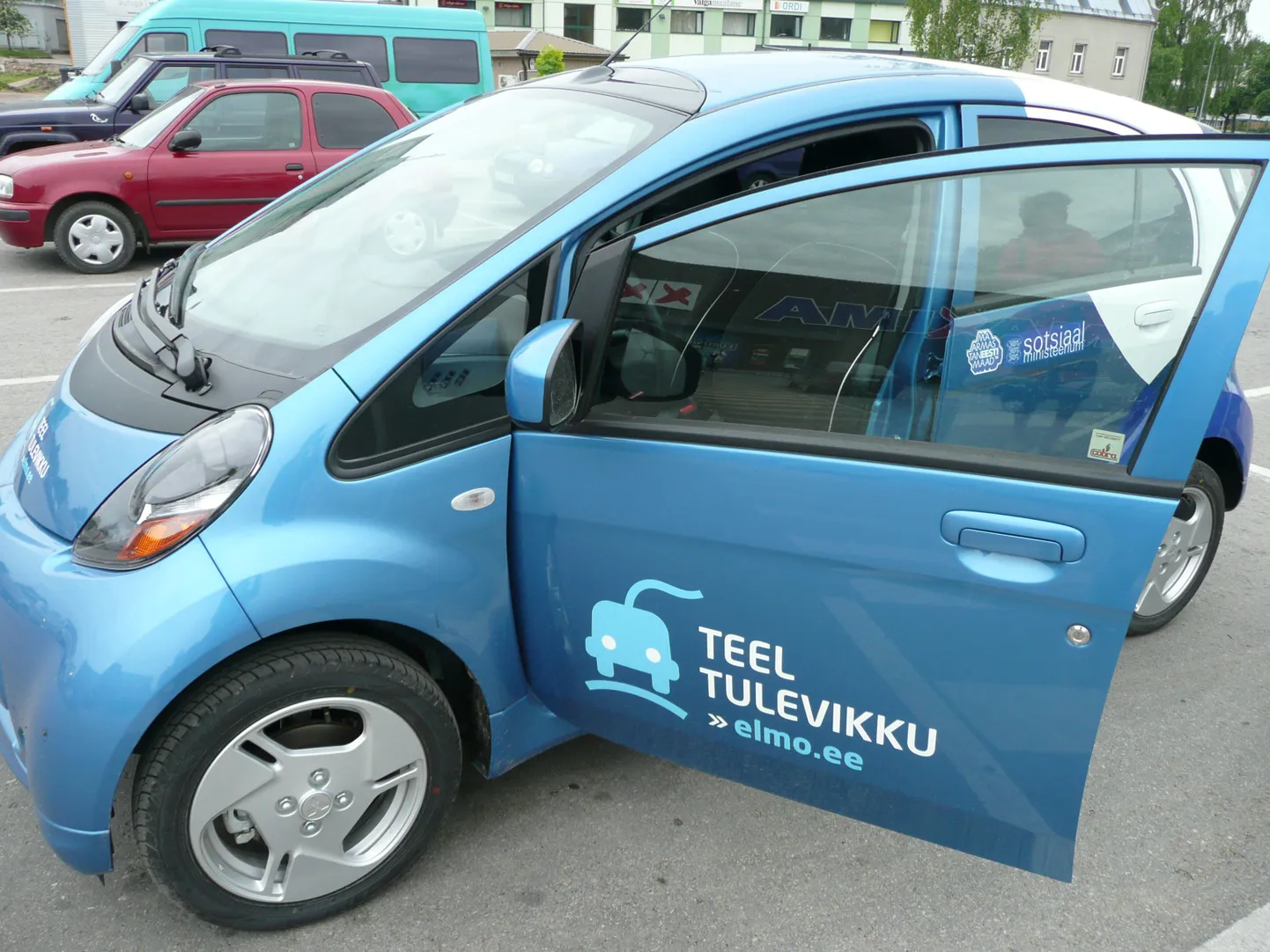 Valgamaale jõudsid esimesed elekriautod.