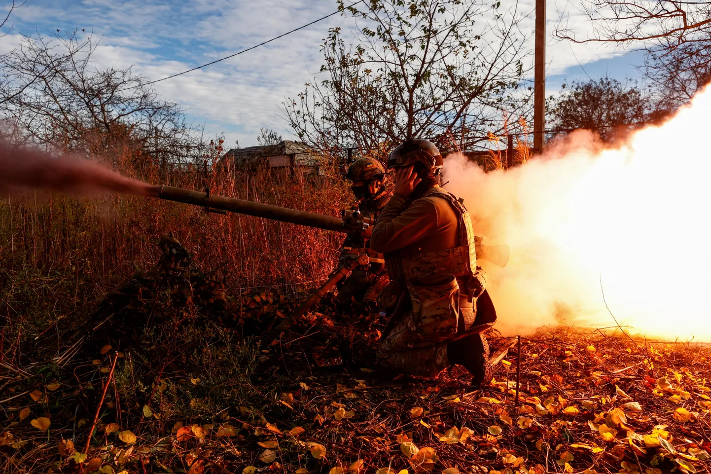 Ukraina üksused andmas tuld tankitõrje granaadiheitjast SPG-9.