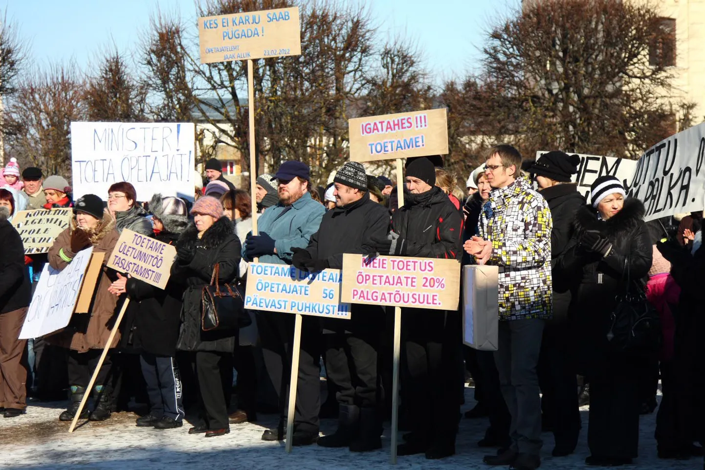 2012. aasta märtsis liitusid ka Valgamaa õpetajad üleriigilise meeleavaldusega õpetajate töö väärtustamiseks ja palgatõusu saavutamiseks. Maakonna õpetajad nõudsid valitsuselt 20protsendilist palgatõusu ning õpetajate töötasu alammäära tõstmist vabariigi keskmisele tasemele. Keskmine palk on tollase ajaga tõusnud 35 protsenti, kuid palga alammäär ei ole veel vabariigi keskmisele tasemele tõusnud.