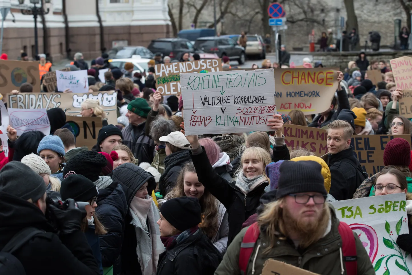 Ülemaailmsest kliimastreigist Fridays For Future osavõtjad riigikogu ees.