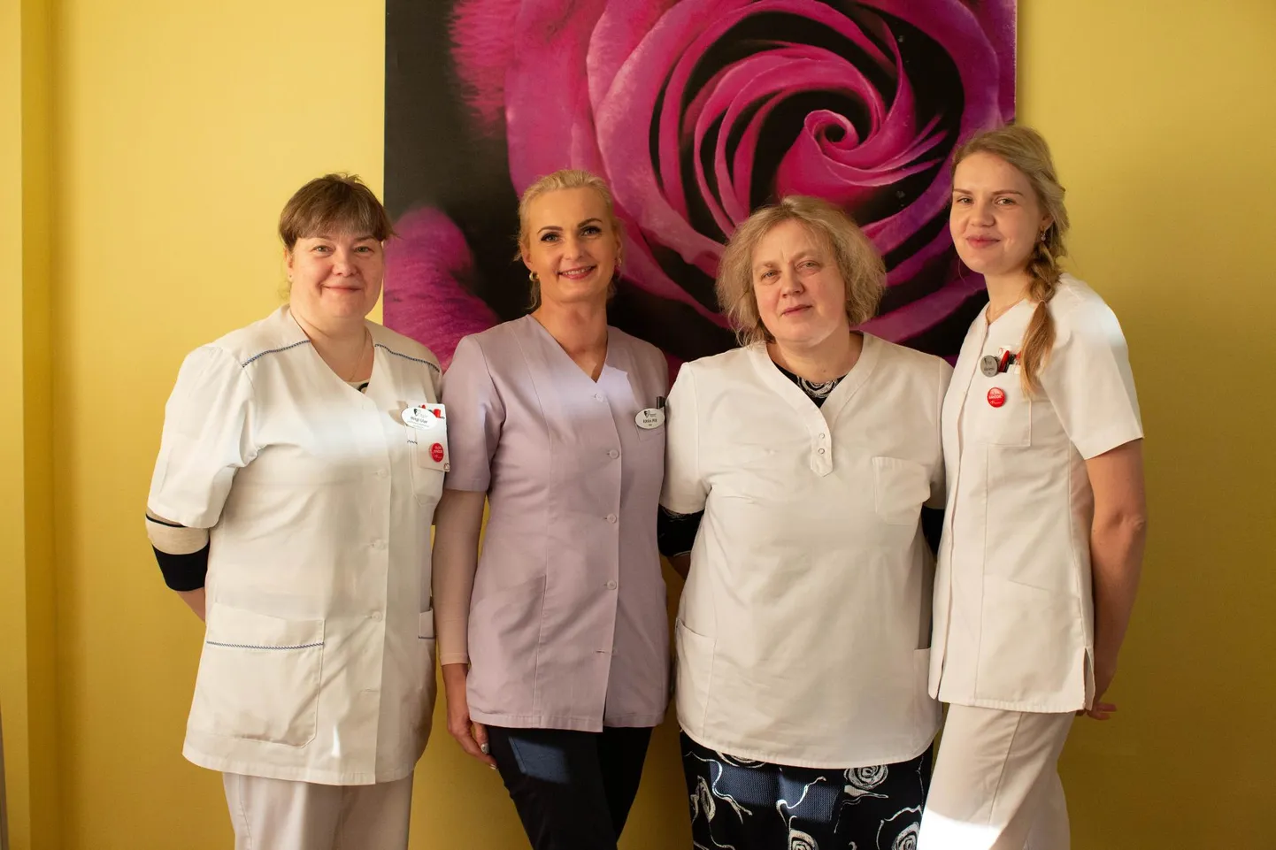 Lõuna-Eesti haigla õendusjuht Hingi Uue (vasakult), õde Kätlin Pilt, õendusjuht Angela Siidra ja õde Alice Venski tutvustasid ideid luua perearstikeskustesse vaimse tervise õe kabinetid ning paigaldada Lõuna-Eesti haiglasse infomaterjale kuvavad ekraanid.