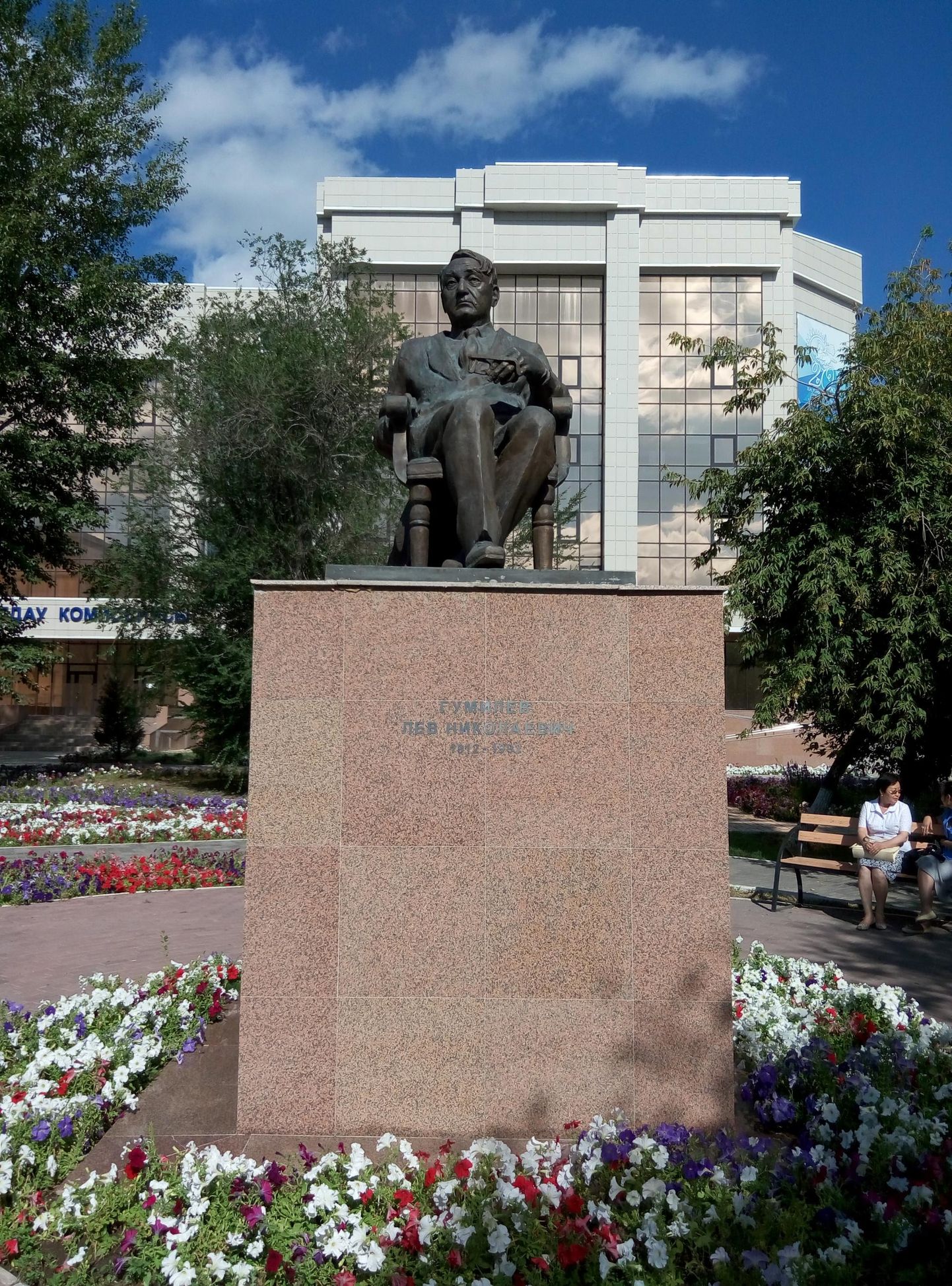 Panturkistlikele ideedele andis raamid vene ajaloolane, filosoof ja etnograaf Lev Gumiljov. Pildil on tema kuju Kasahstani pealinnas Nur-Sultanis Gumiljovi-nimelise Euraasia Ülikooli ees.