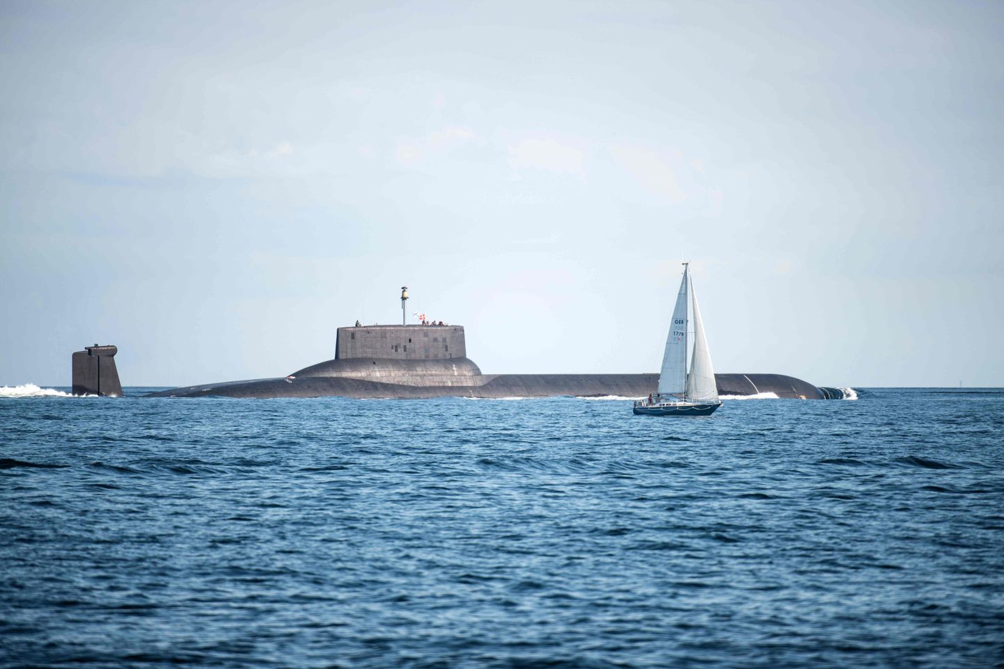 Vene tuumaallveelaev Dmitri Donskoi Taani väinas.