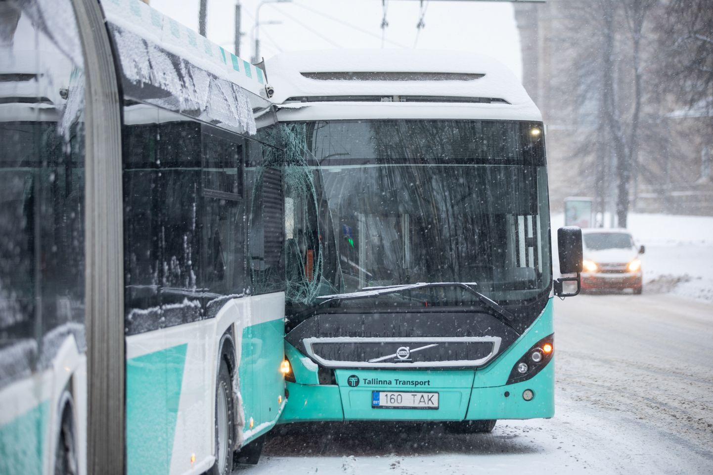 Keskkonnaministri läinud nädalal jõustunud määrus kohustab üle kolme bussi, üle nelja kerge maanteeteesõiduki või üle viie veoki soetamisel lähtuma nende CO2 heitest ja kasutatavate kütuste keskkonnahoidlikkusest. Foto on illustreeriv.