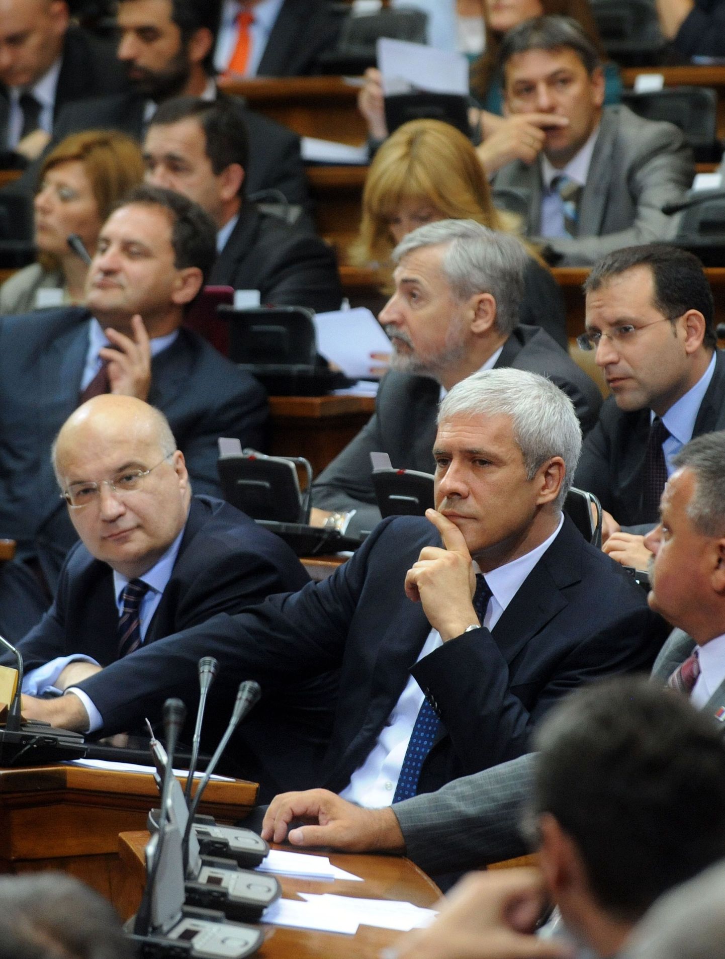 Serbia president Boris Tadic (keskel) parlamendi erakorralisel istungil.