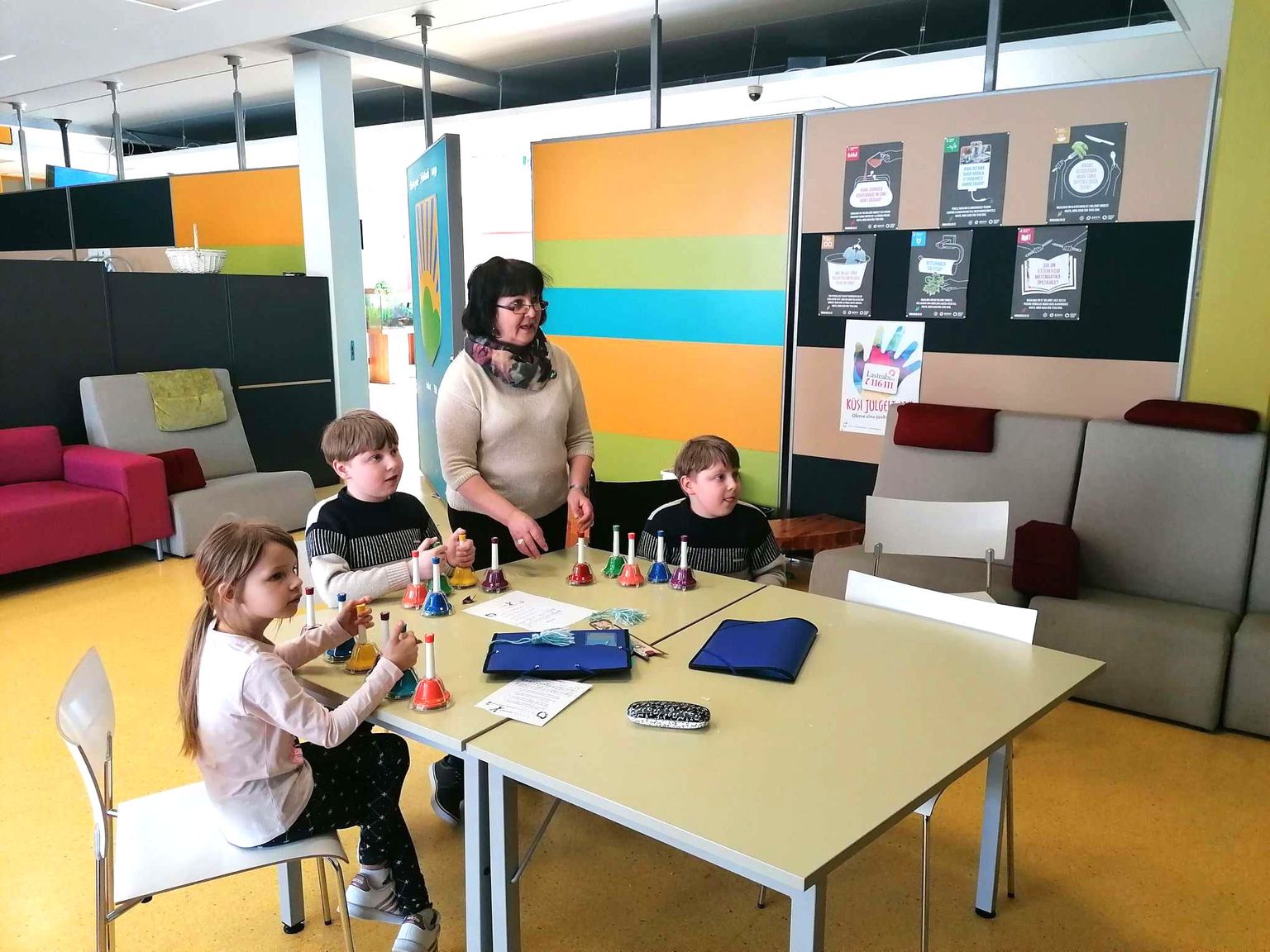Tšernihivist Alutaguse valda jõudnud viienda klassi õpilased Roman ja Ivan. Neile ja muusikaõpetaja Anu Kaljusaarele on seltsiks tulnud teise klassi õpilane Elisabeth.