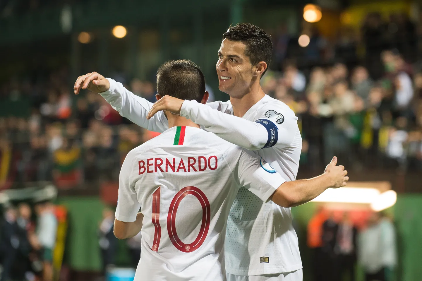 Cristiano Ronaldo (paremal) rõõmustamas koos Bernardo Silvaga.