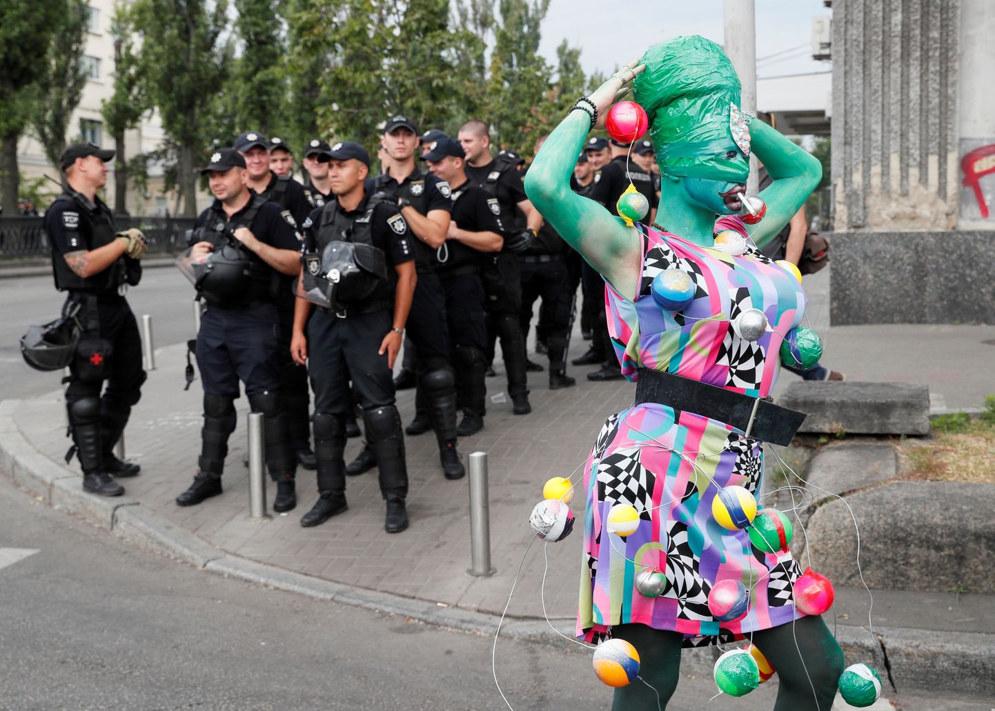 Politseinikud turvamas Võrdsuse marsi osalisi Kiievis.