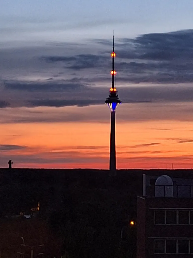 Ene tabas öise taeva Tallinna teletorni kohal.