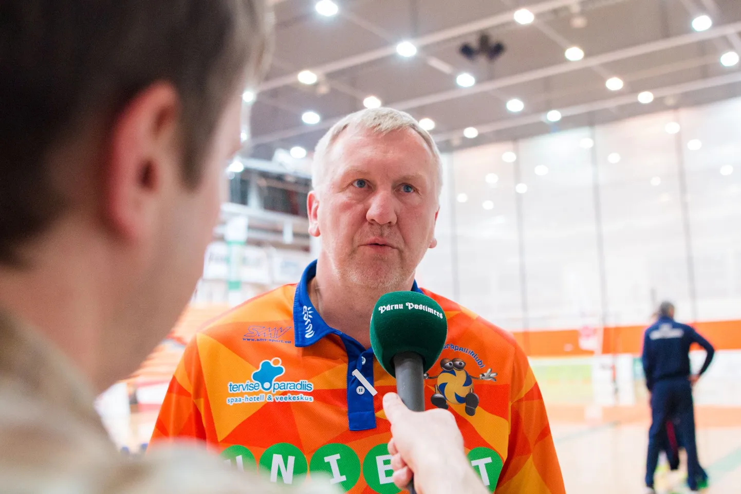 Avo Keel intervjuud andmas.