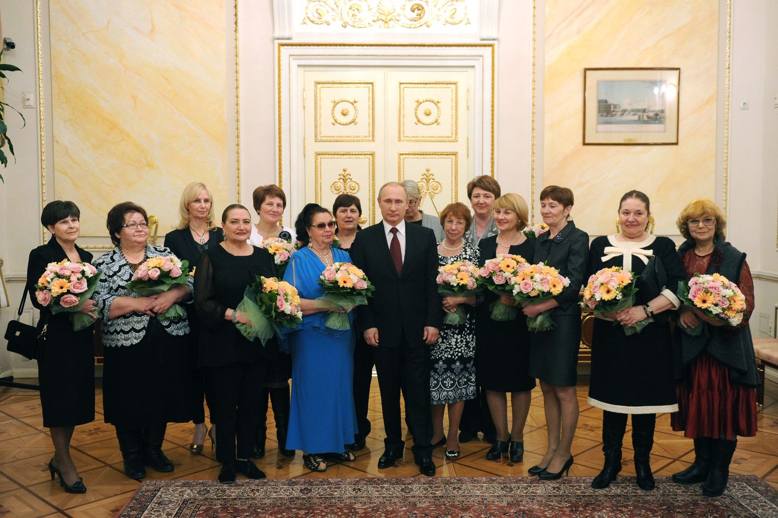 Putini naistepäevakohtumine daamidega, kus paistab selgelt välja riigipea lühike kasv.