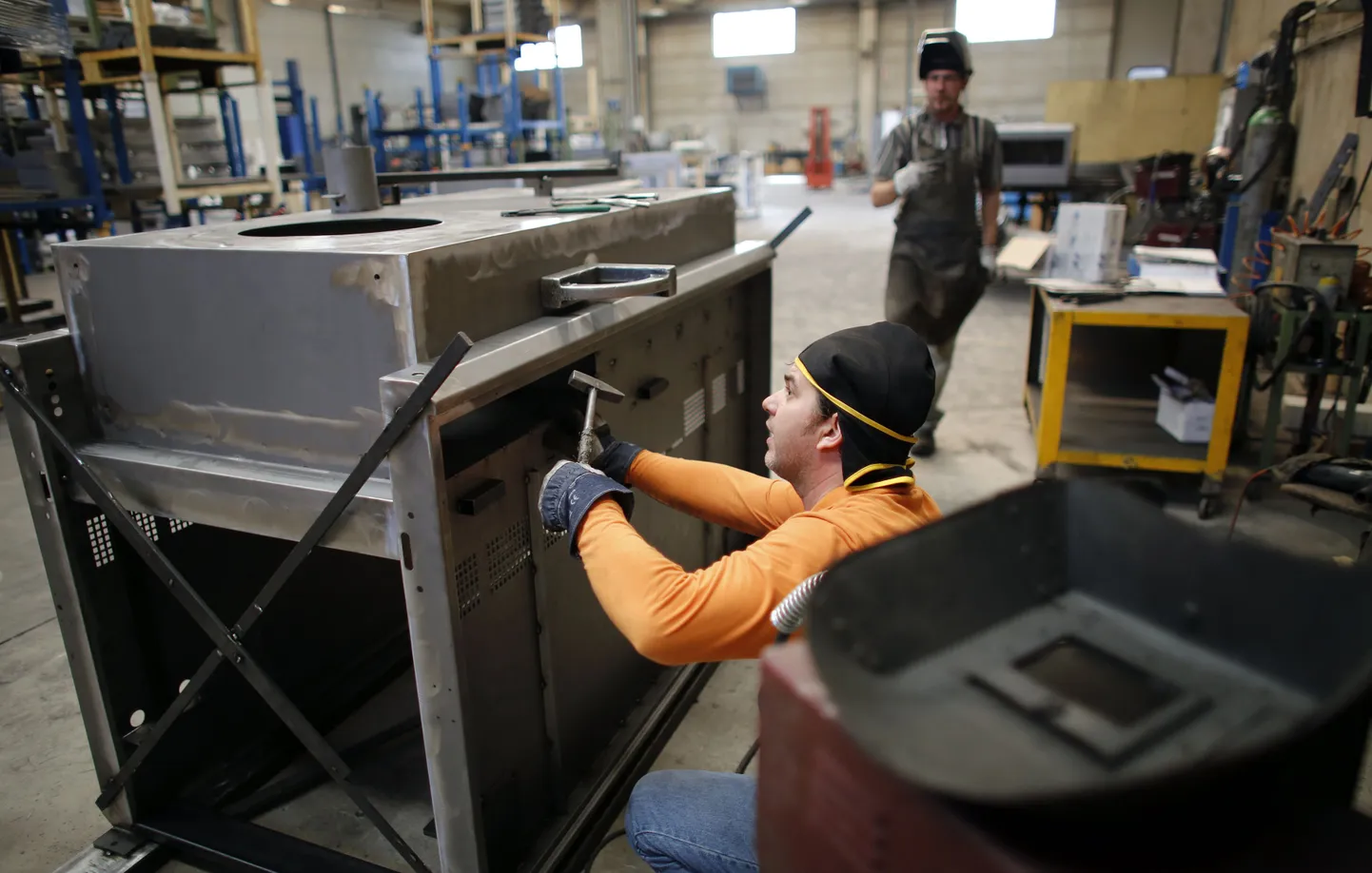 Itaalia põhjaosas jätkub tööd palju enamatele kui majandusprobleemide käes vaevlevas lõunas. Pildil Milaano lähedal asuva metallitehase tööline keevise kvaliteeti kontrollimas.