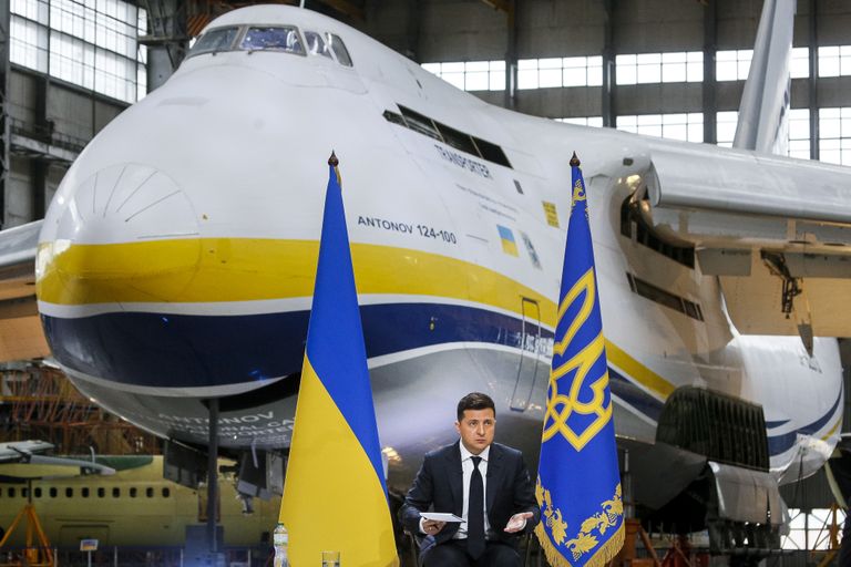 Ukraina president Volodõmõr Zelenskõi 20. mail 2021 pressikonverentsil pärast Antonovi lennukitehase külastamist. Ta selja taga on maailma suurim kaubalennuk Mrija