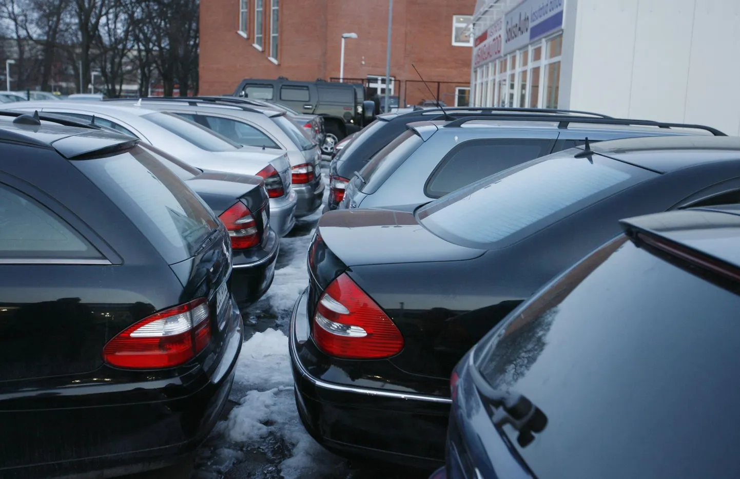 Autod, pilt on illustratiivne. Automüüjate hinnangul on olukord kasutatud autode turul normaliseerumas.