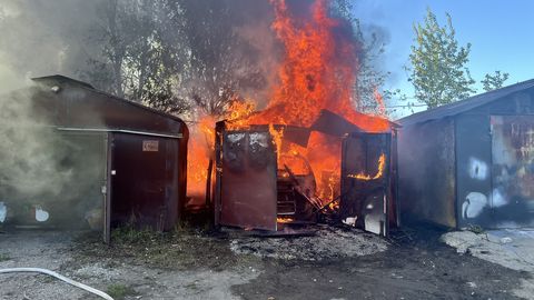 ФОТО ⟩ В Пыхья-Таллинне загорелись гаражи, одного пострадавшего доставили в больницу