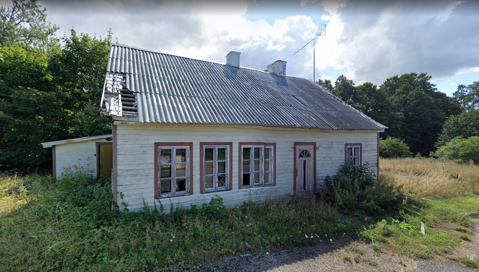NUKKER PILT: Jämaja endine kauplusehoone laguneb.