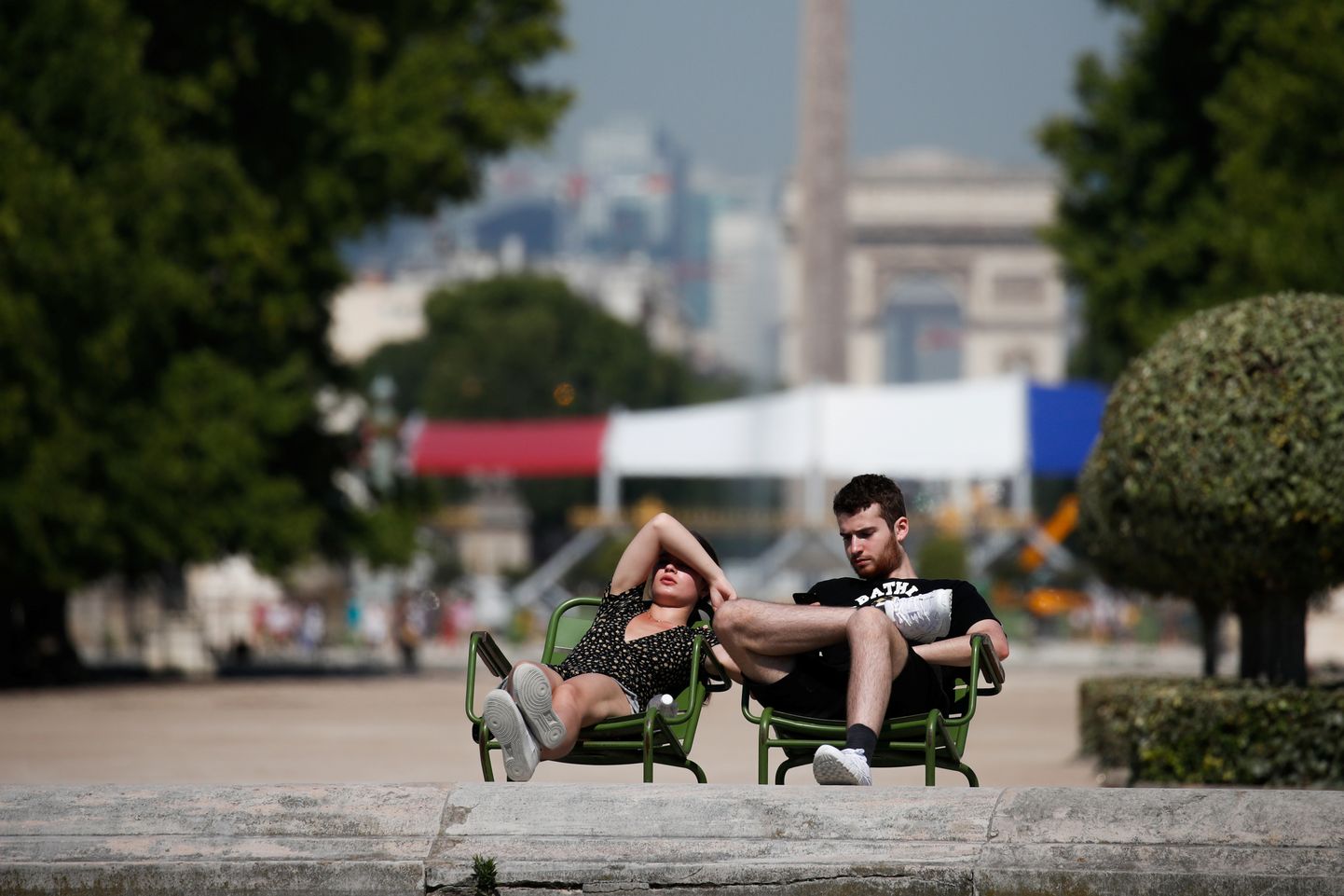Inimesed Pariisis aega veetmas.