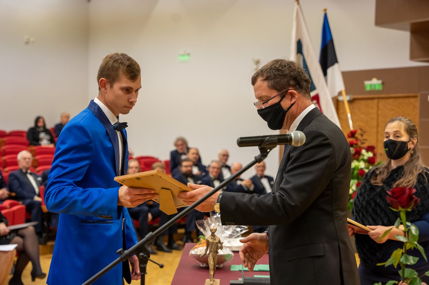 Eesti Maaülikooli aastapäeva aktusel andis EMPL juhatuse liige Jüri Külvik üle preemia Karel Mustrikule.
