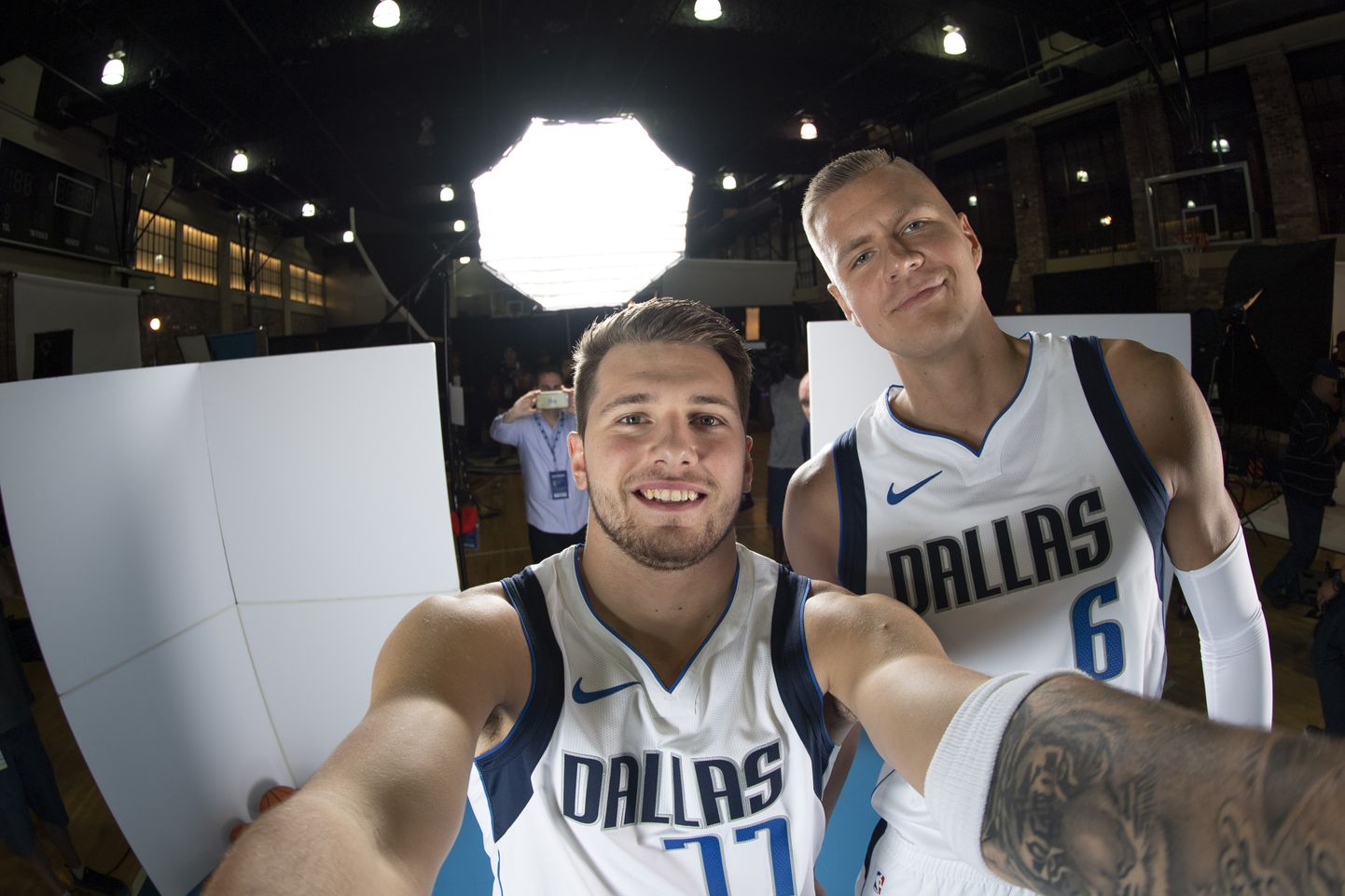 Dallas Mavericksi Luka Doncic (vasakul) ja Kristaps Porzingis poseerivad Dallas Mavericksi meediapäeval.