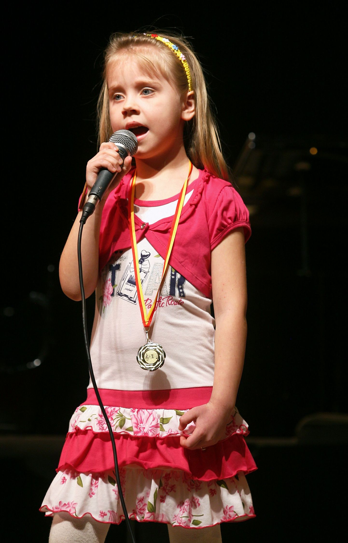 Pärnu linna ja maakonna laste teisel  laulupäeval võitis kuldmikrofoni Renata Talts.