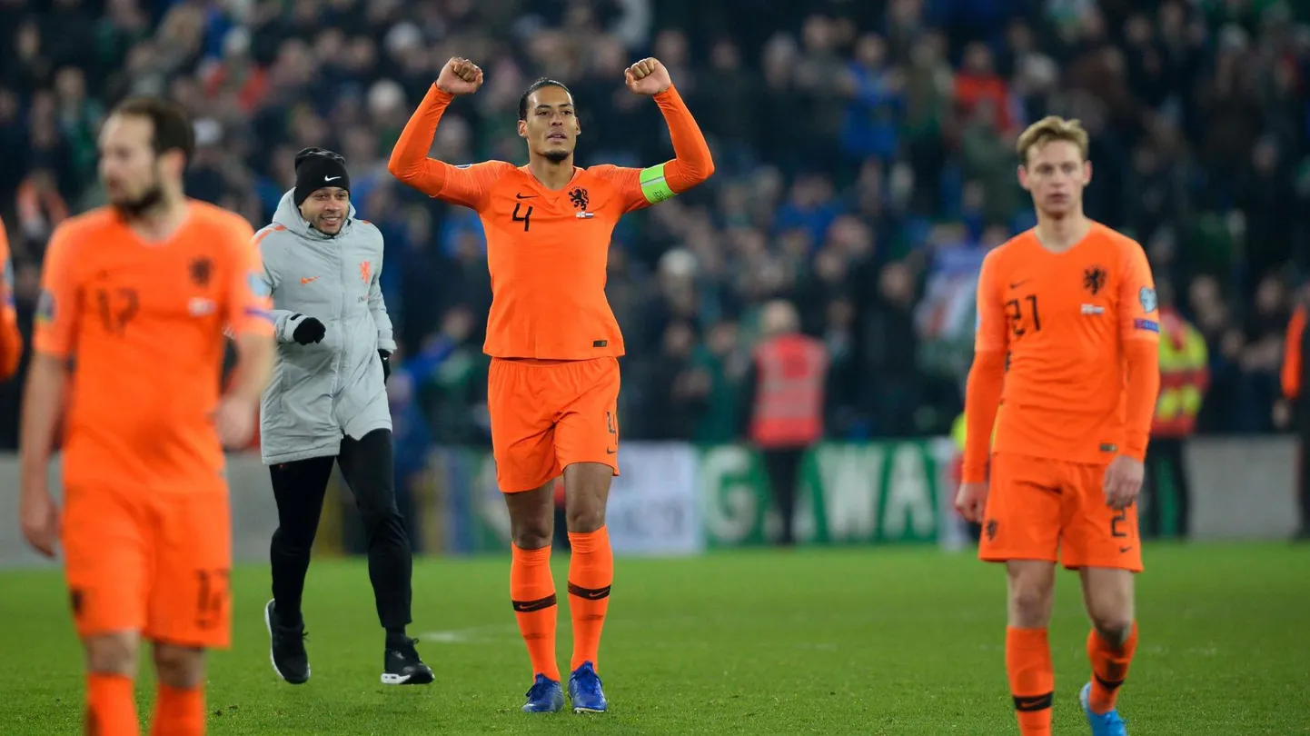 Hollandi kapten Virgil van Dijk (keskel) laupäeva õhtul koos Frenkie de Jongi ja Daley Blindiga Belfastis. Homme Eesti vastu van Dijk ei mängi.  FOTO: Mark Marlow / afp