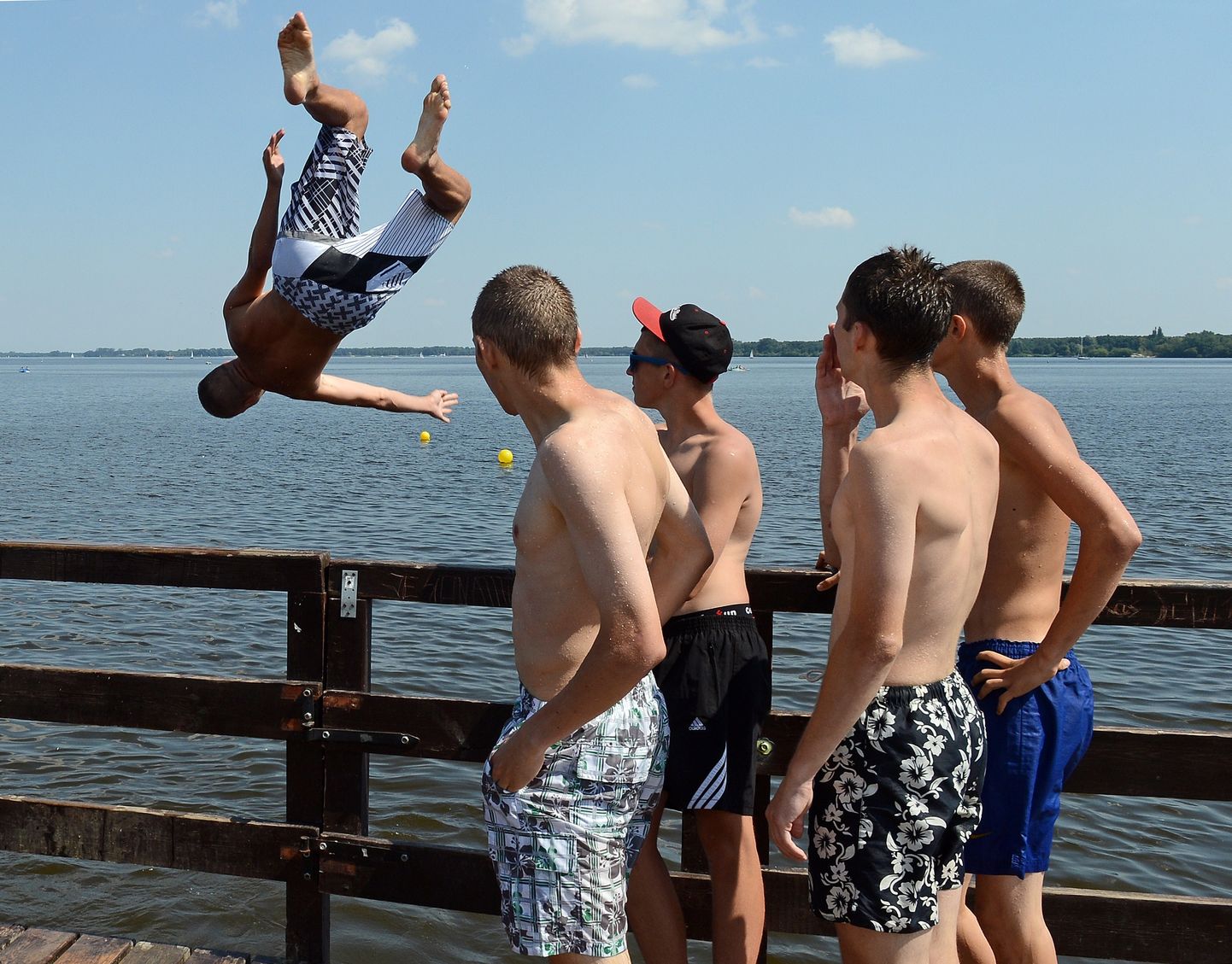 Poiss Varssavi lähedal ujumiseks keelatud kohas vette hüppamas.