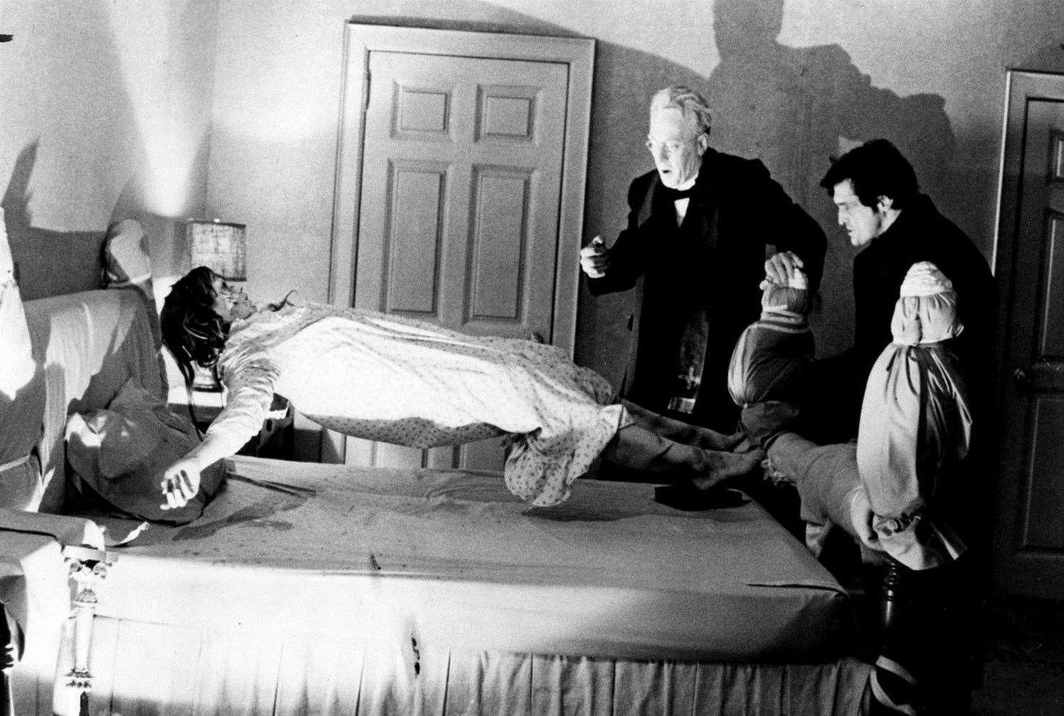 Kaader 1973. aastal valminud kultuslikust mängufilmist «The Exorcist». Max von Sydowi tegelane (keskel) üritab seestunust kurja vaimu välja ajada.