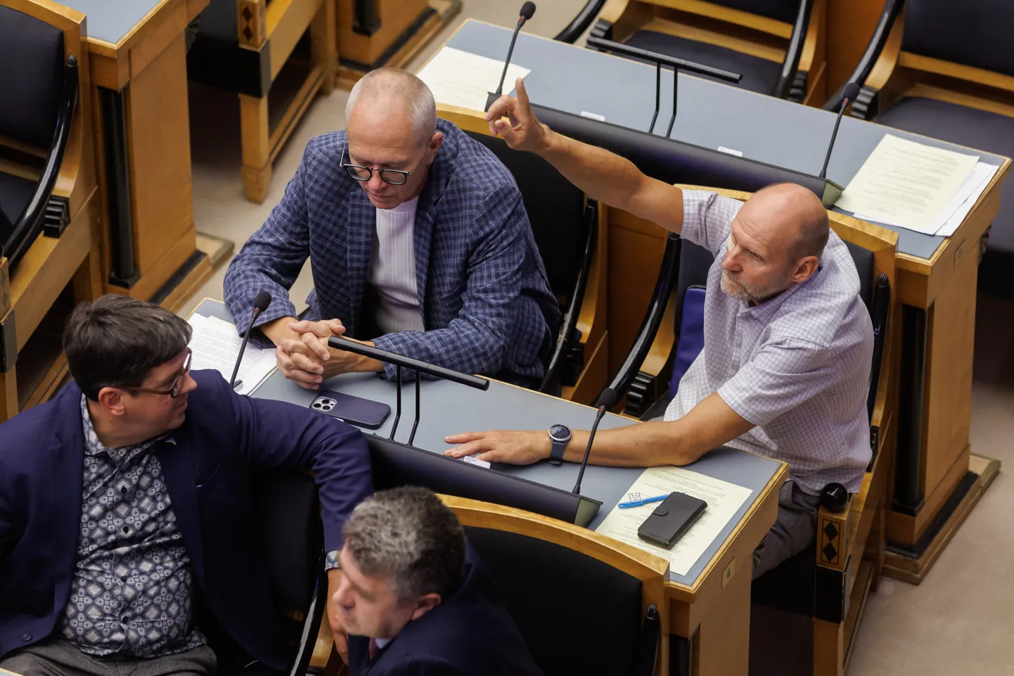 Helir-Valdor Seeder (paremal) augustis riigikogus kätt tõstmas.