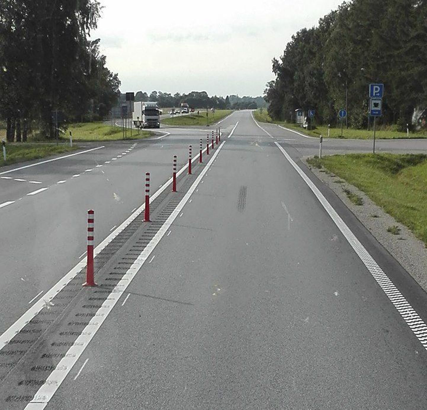 Tallinna-Narva maanteel Aaspere ja Haljala vahelisele maanteelõigule on paigaldatud  kummipostid.