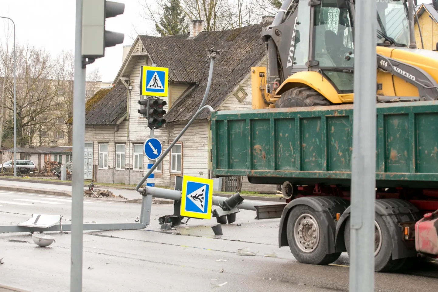 25. aprillil sõitis koppa vedanud veoauto Riima maantee ja Mere tänava ristmikul maha tee kohal asunud fooriportaali koos seda hoidvate postidega.