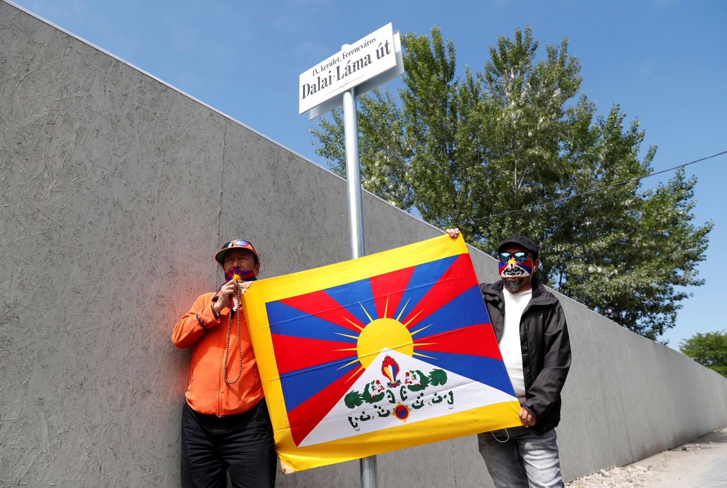Aktivistid Tiibeti lipuga Dalai-laama teel Budapestis 2. juuni 2021.