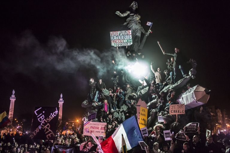 Prantsuse fotograaf jäädvustas jaanuaris Prantsusmaa pealinnas toimunud terrorismivastase demonstratsiooni, mis toimusid Île-de-France’i piirkonnas olnud viie rünnaku järel. Terroristid alustasid toona satiirajakirja Charlie Hebdo toimetusest.