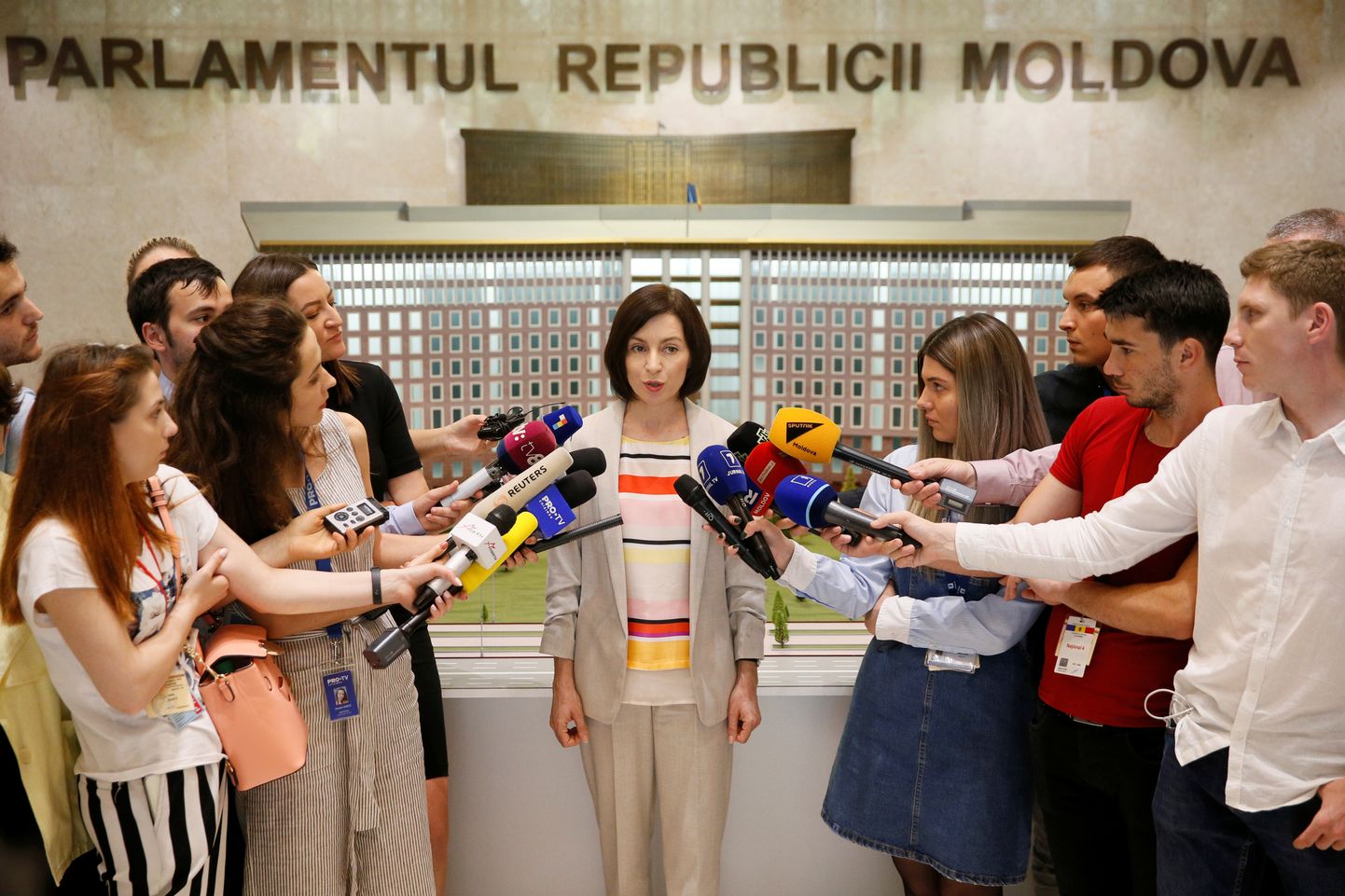 Moldovas premjerministre Maiju Sanda atbild uz žurnālistu jautājumiem