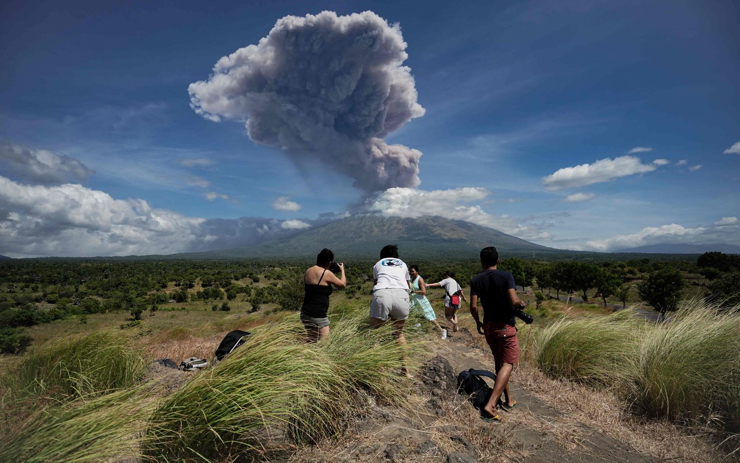 Indoneesia paradiisisaare Bali kurikuulus vulkaan Agung hakkas täna ennelõunal taas purskama.