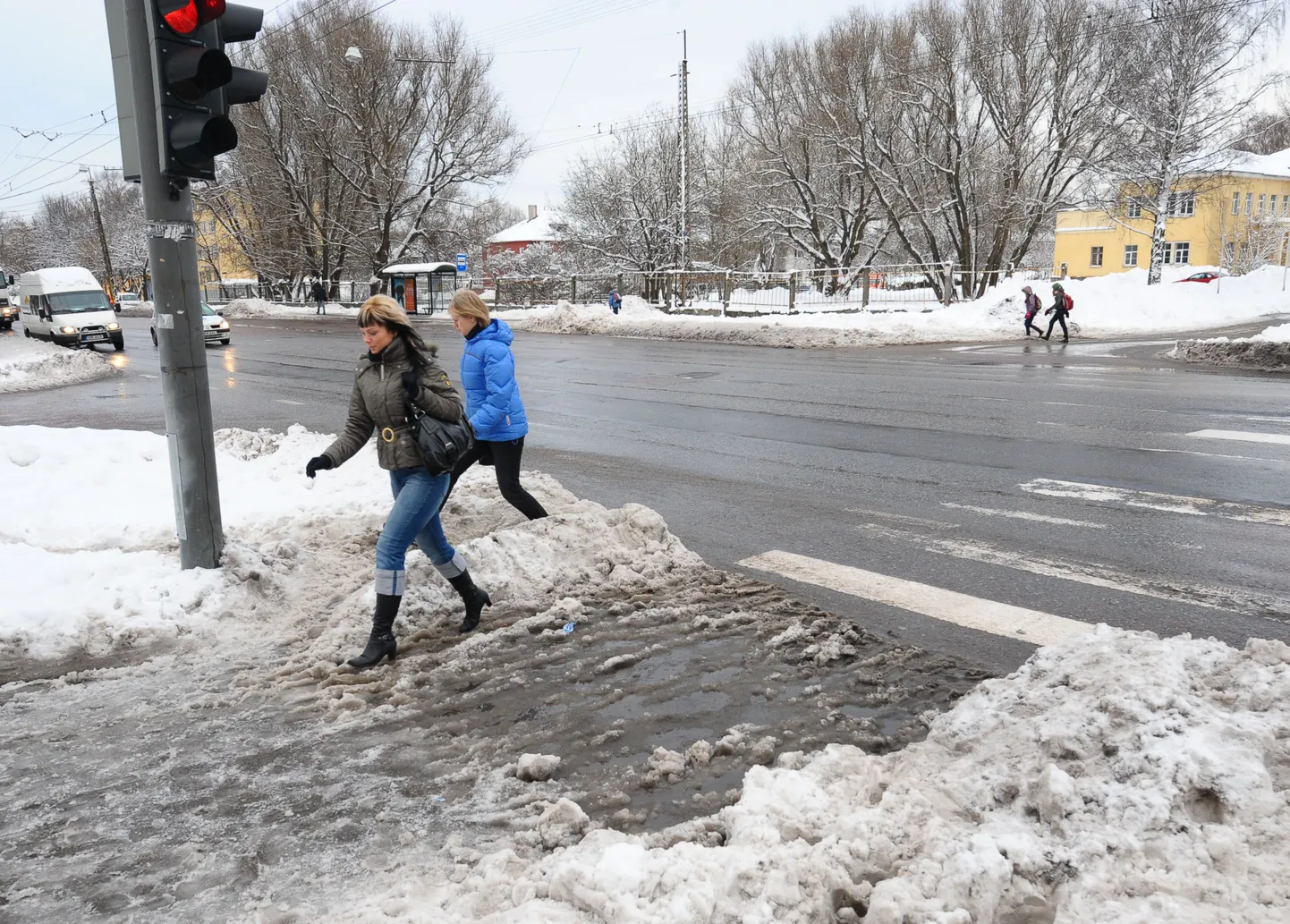 Lumised ja lörtsised Tallinna tänavad.