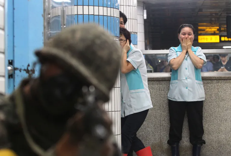 Metroojaamas töötavad daamid jälgisid sõdurite toimetamist mõnevõrra ehmunud nägudega.