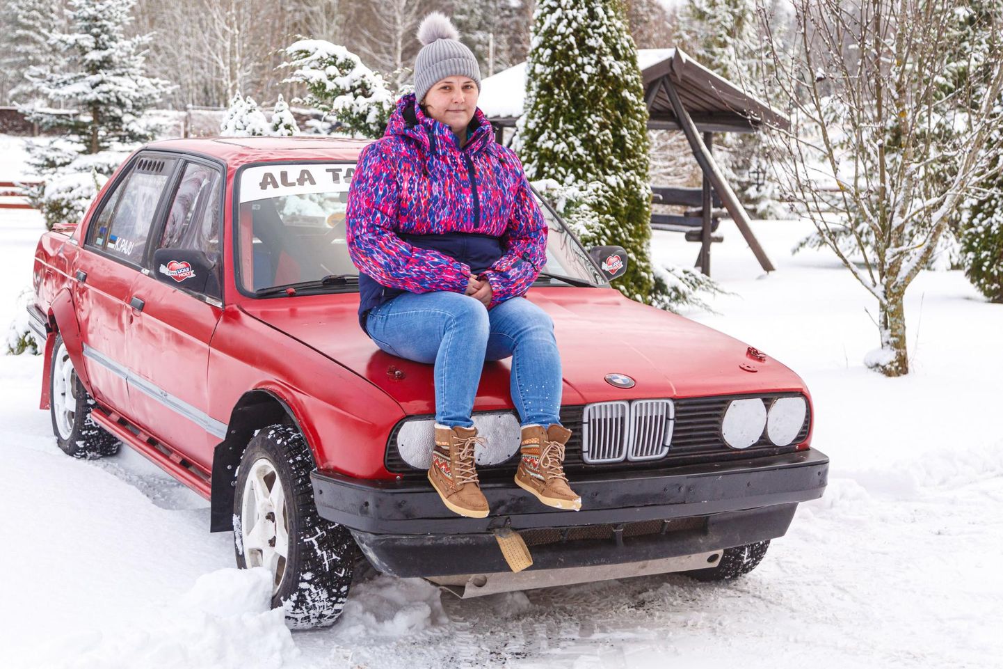 Kristel Paju on punase BMW rooli keeranud juba kaks aastat. Sinna on sisse ehitatud puur ja teisedki ohutust tagavad kaitsmed. Natukene on masina mootoritki tuunitud ja varuosi vahetatud. Seega tänaval võib see auto ainult treileri peal sõita.