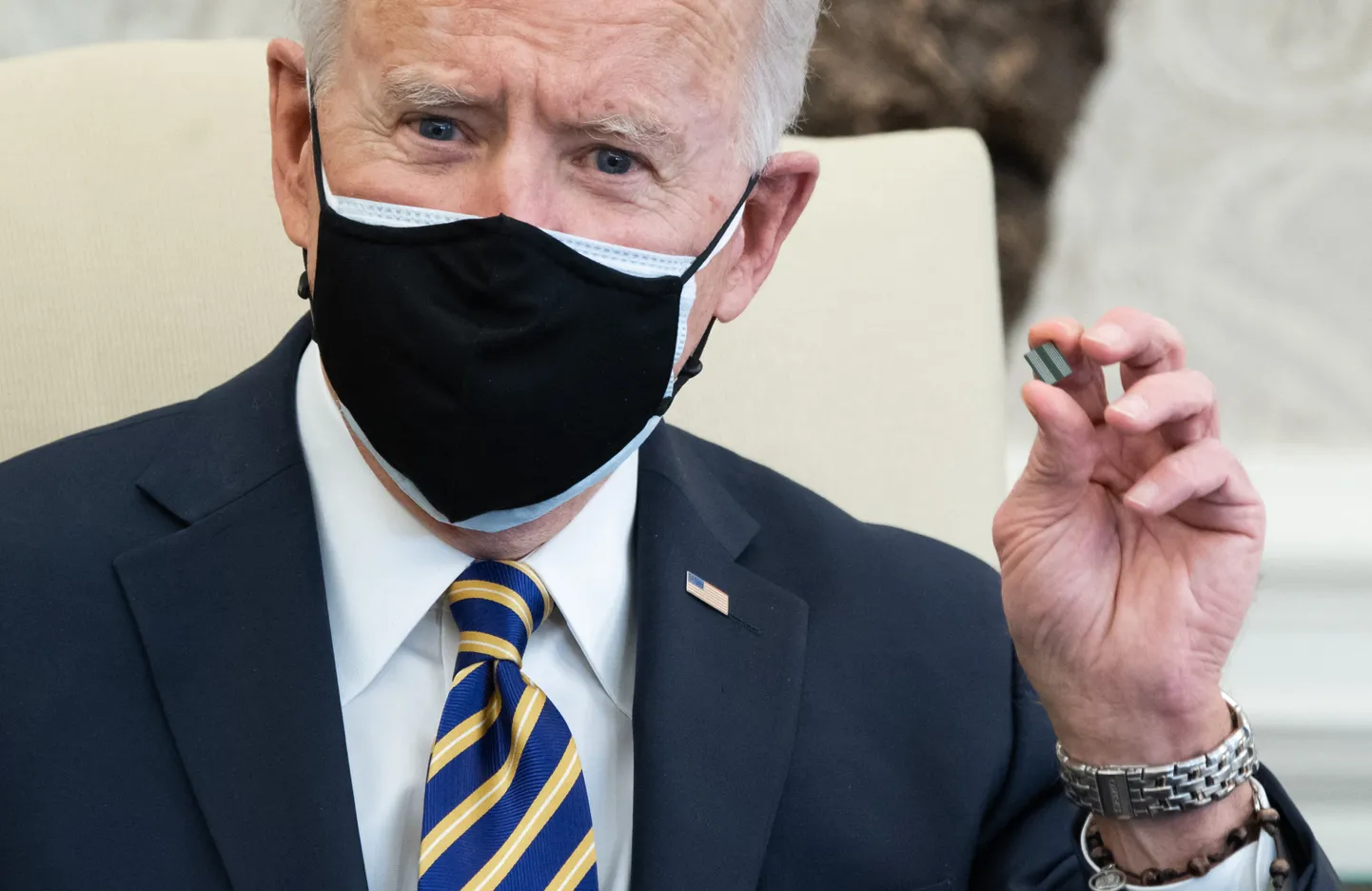 USA President Joe Biden hoidmas mikrokiipi.