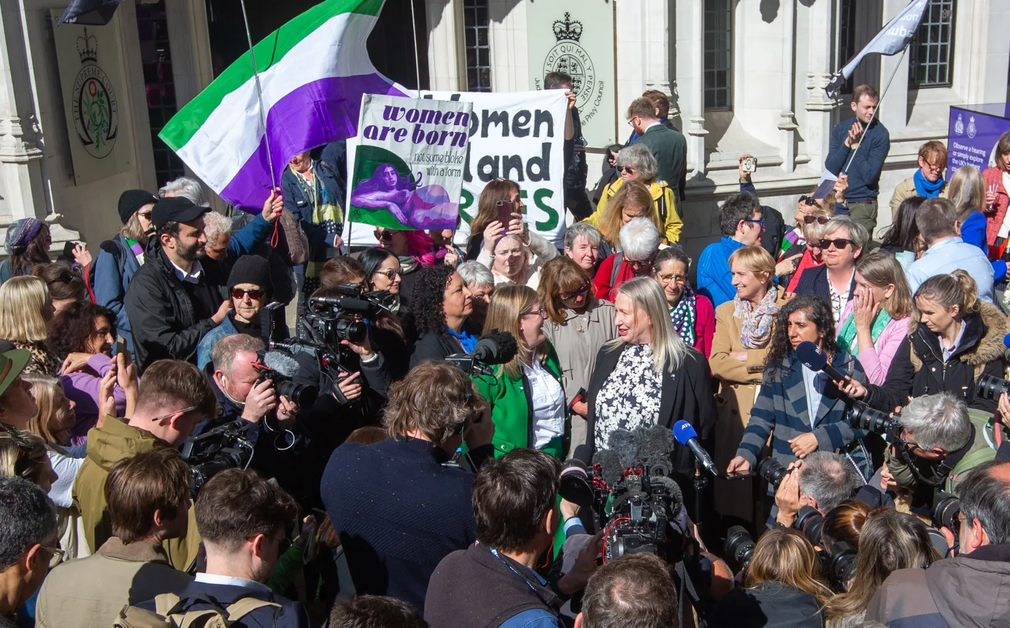 Ühenduse For Women Scotland (FWS) liikmed ja toetajad tähistamas Briti ülemkohtu otsust. 16. aprill 2025.