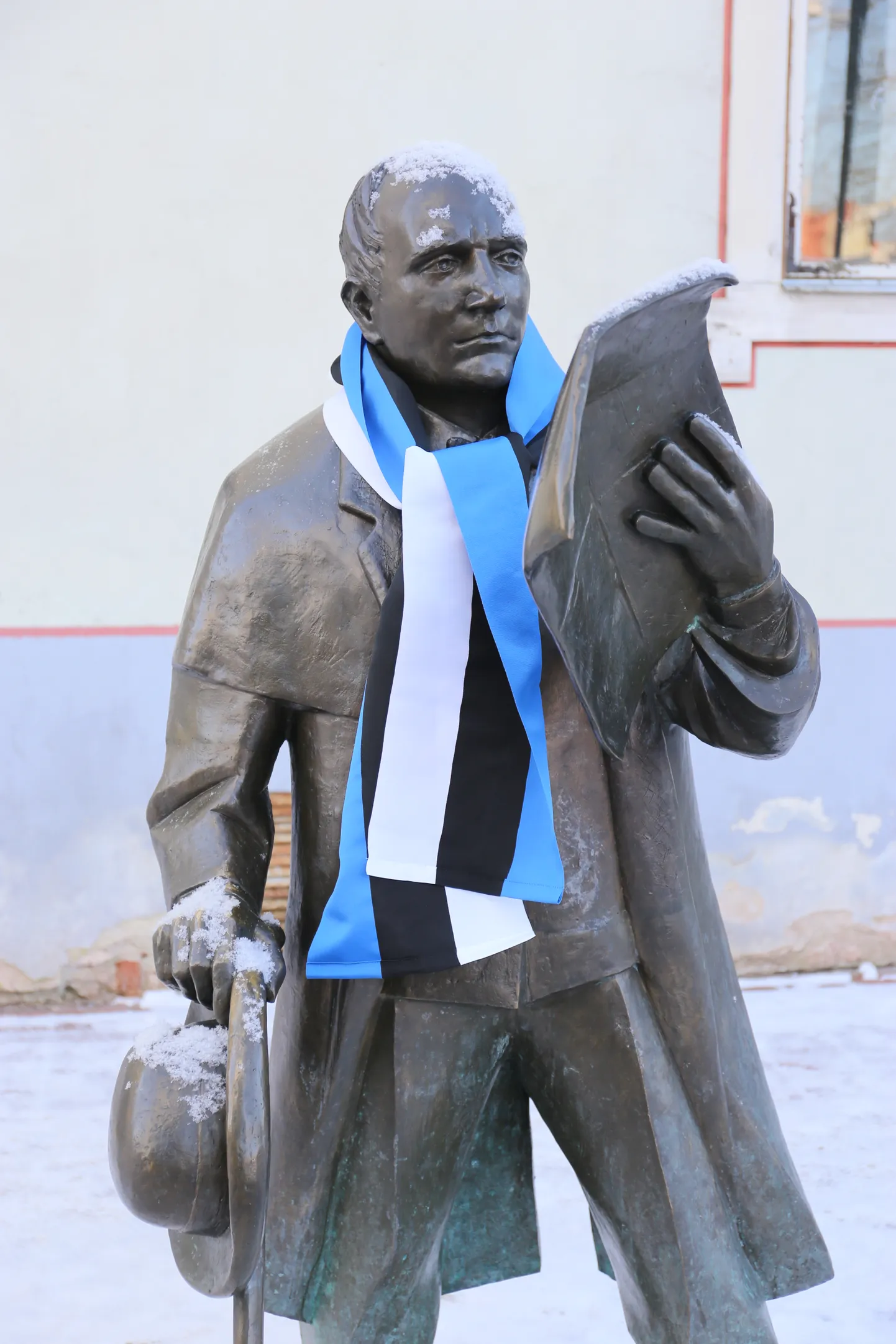 Papa Jannseni pronkskuju sai riigi juubeliks kaela sinimustvalge salli.