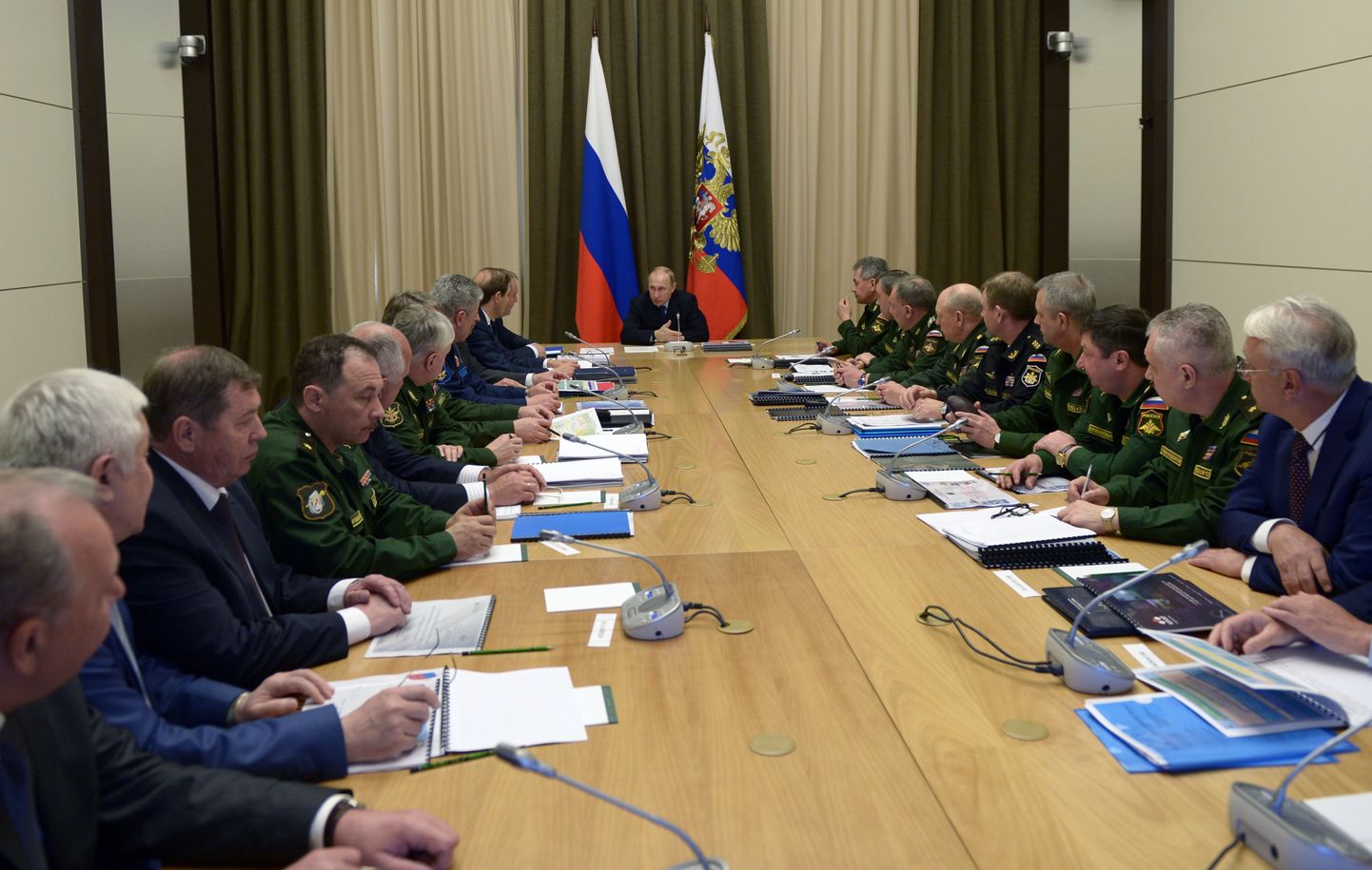 Venemaa president Vladimir Putin oma Sotši residentsis kindralitega nõu pidamas.