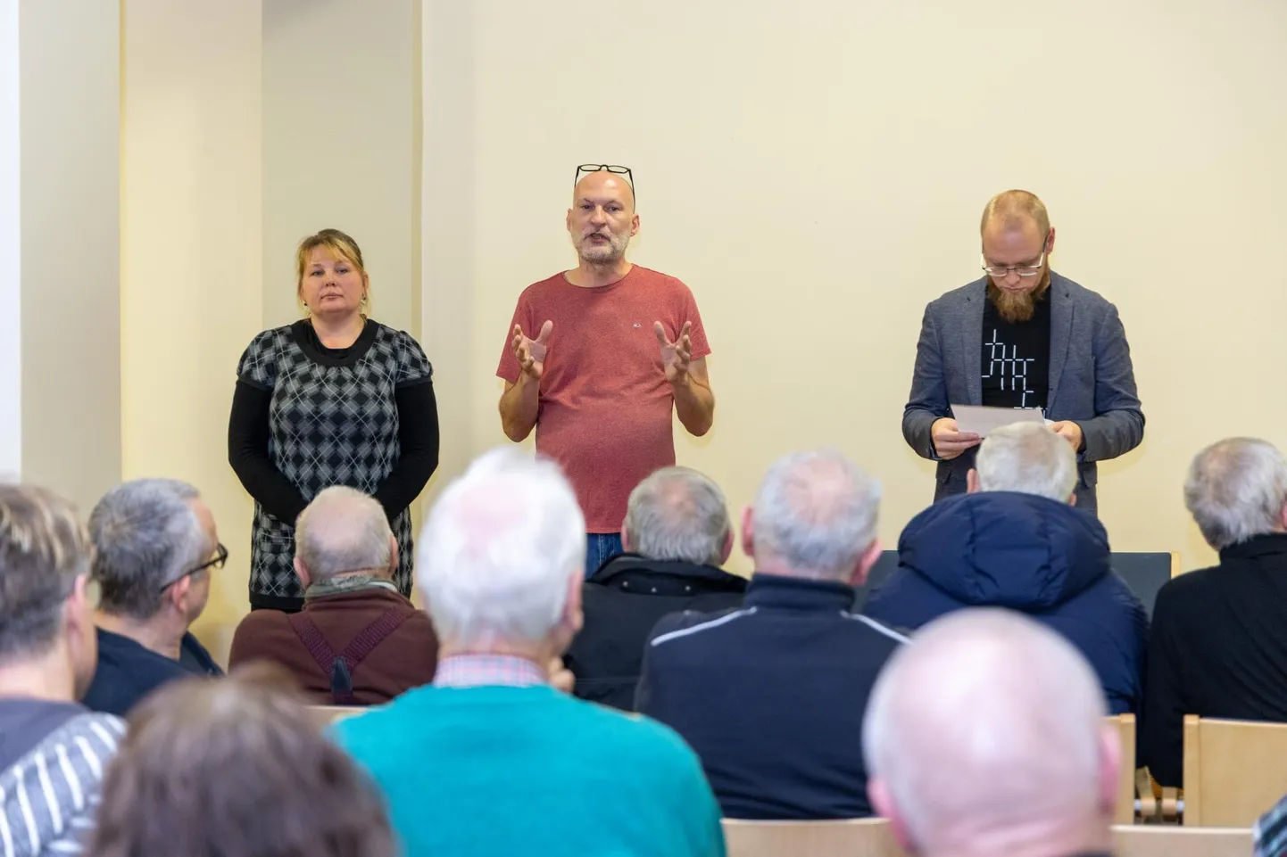 Mullu detsembris pidi Viljandi päevakeskuse juht Marek Mumm (keskel) koos linnavalitsuse esindajatega seletama üsna pahasele publikule, miks linnasaun ei tööta, ja teatama ühtlasi pileti hinna suurest tõusust.