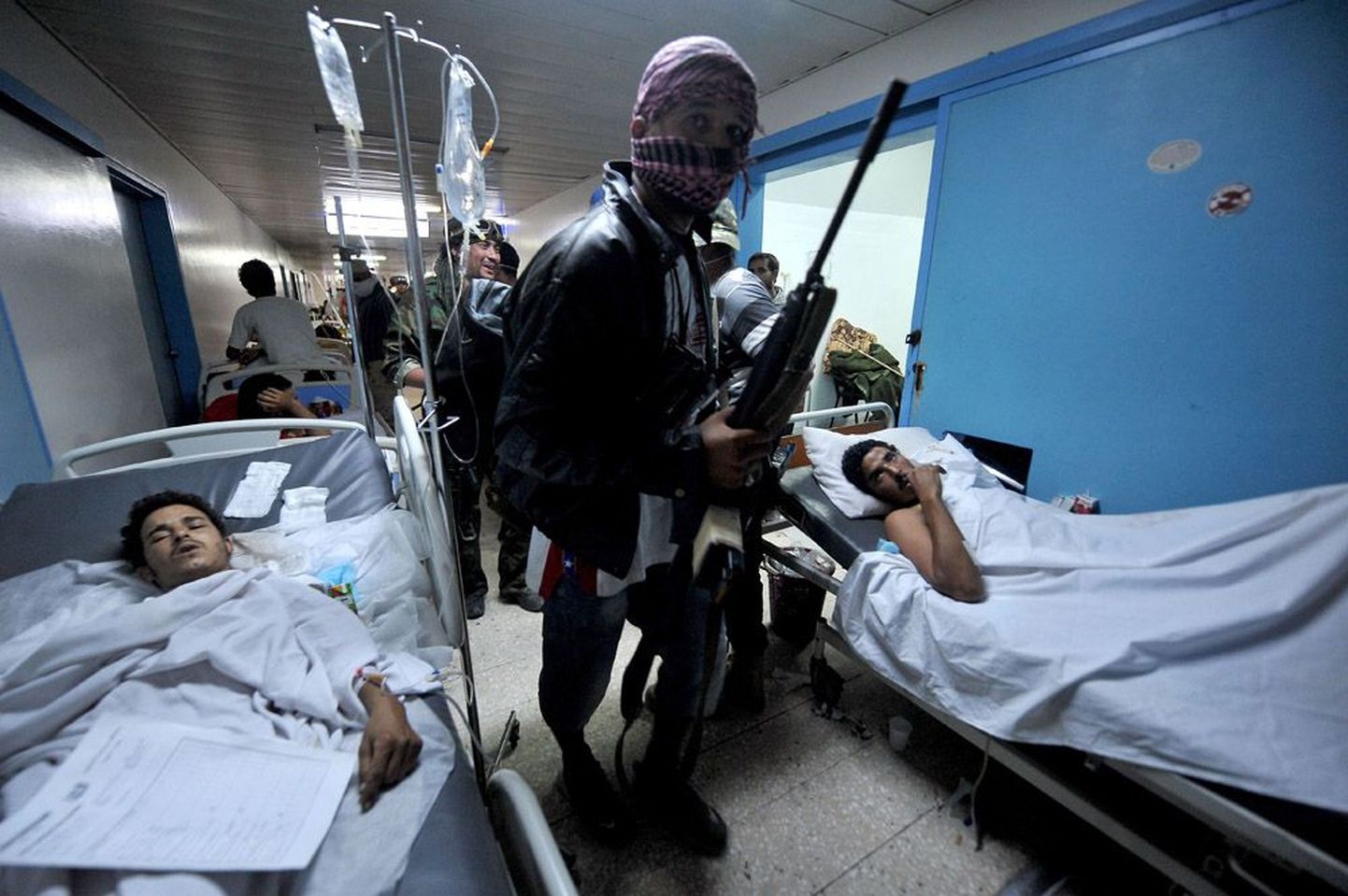 NTC vägede liige kõndis eile vallutatud Sirte haiglas voodite vahel, kus lebavad haavatud Gaddafi-meelsed võitlejad.