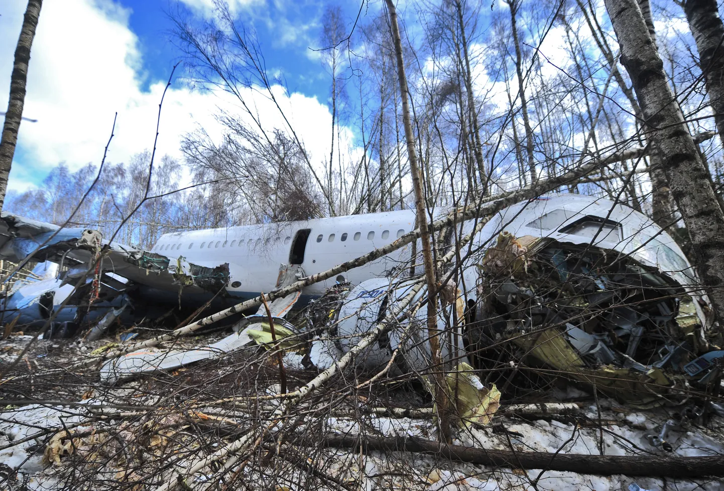 TU-204 Domodedovo lähistel metsas
