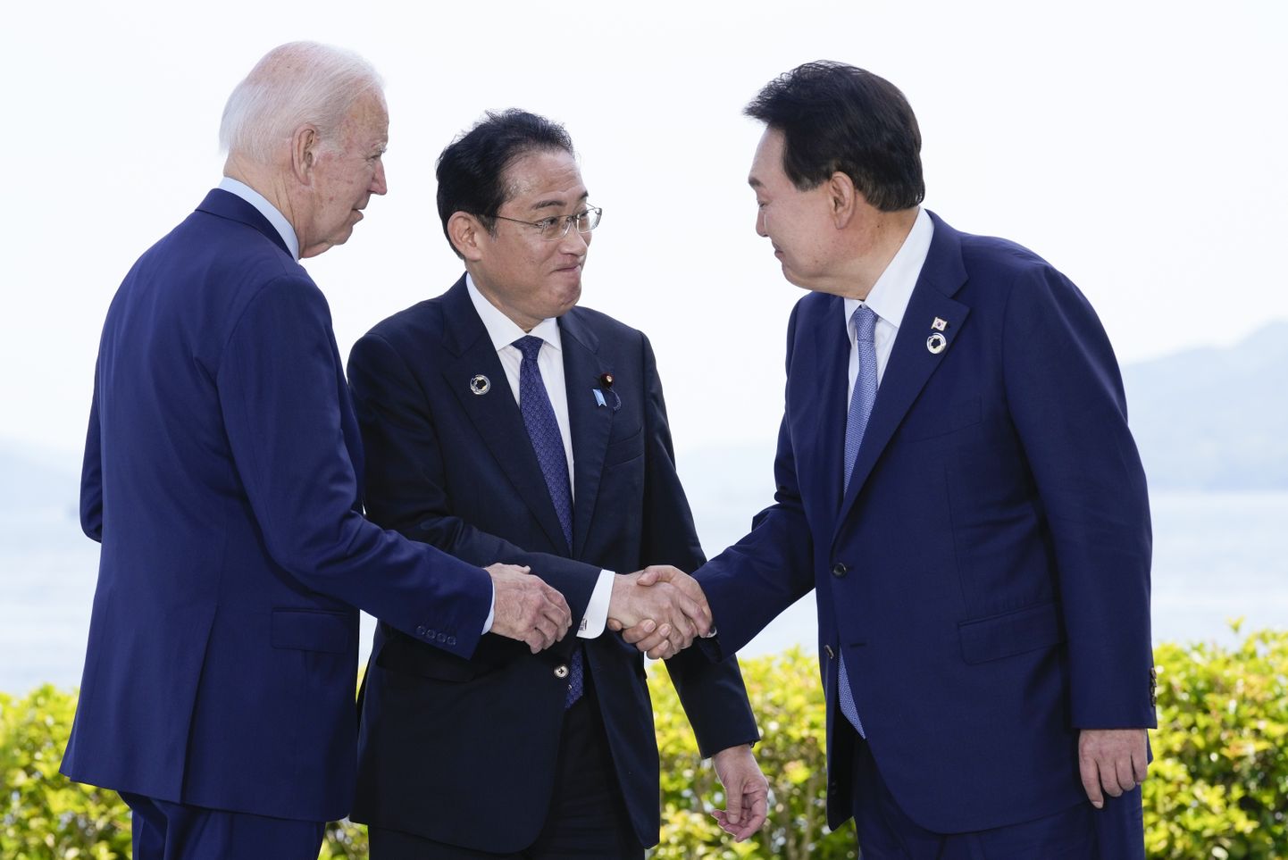USA president Joe Biden, Jaapani peaminister Fumio Kishida ja Lõuna-Korea riigipea Yoon Suk-yeol kohtumas G7 tippkohtumise kõrvalt Hiroshimas.