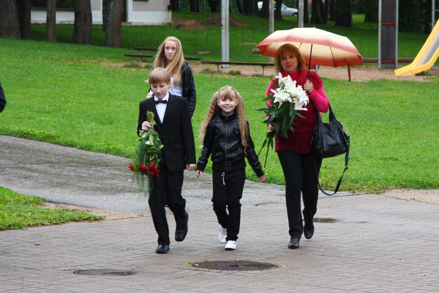 Lapsed lähevad kooli avaaktusele.