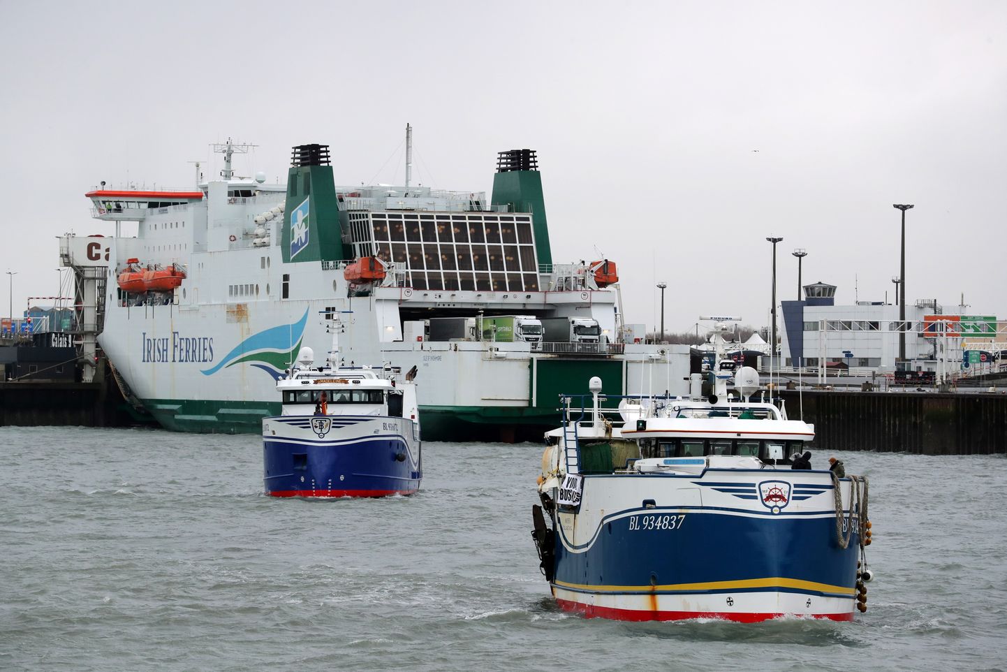 Prantsuse kalalaevad blokeevad laevaliiklust Calais sadamas REUTERS/Pascal Rossignol