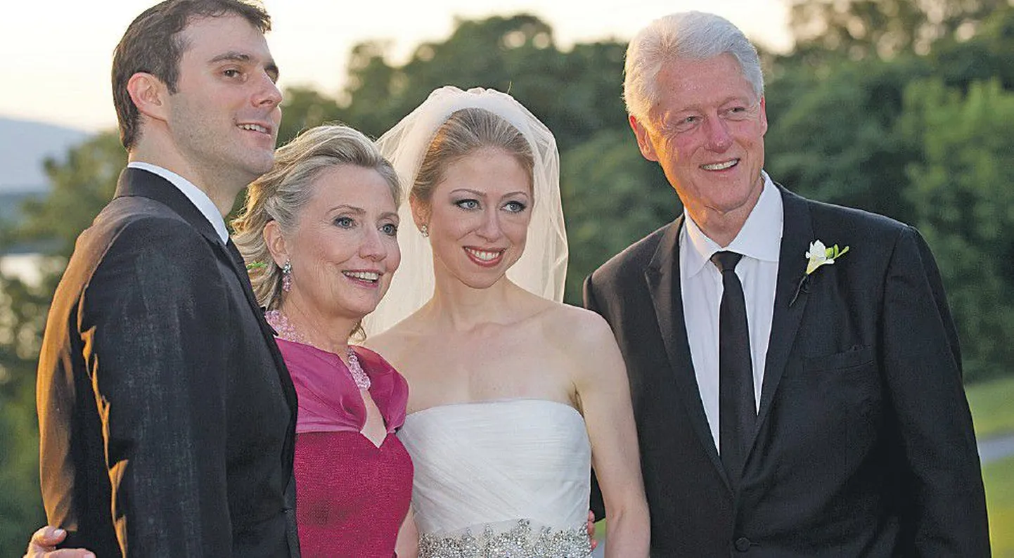 экс-президент США Билл Клинтон (справа налево), Челси Клинтон, госсекретарь США Хиллари Клинтон и Марк Мезвински.