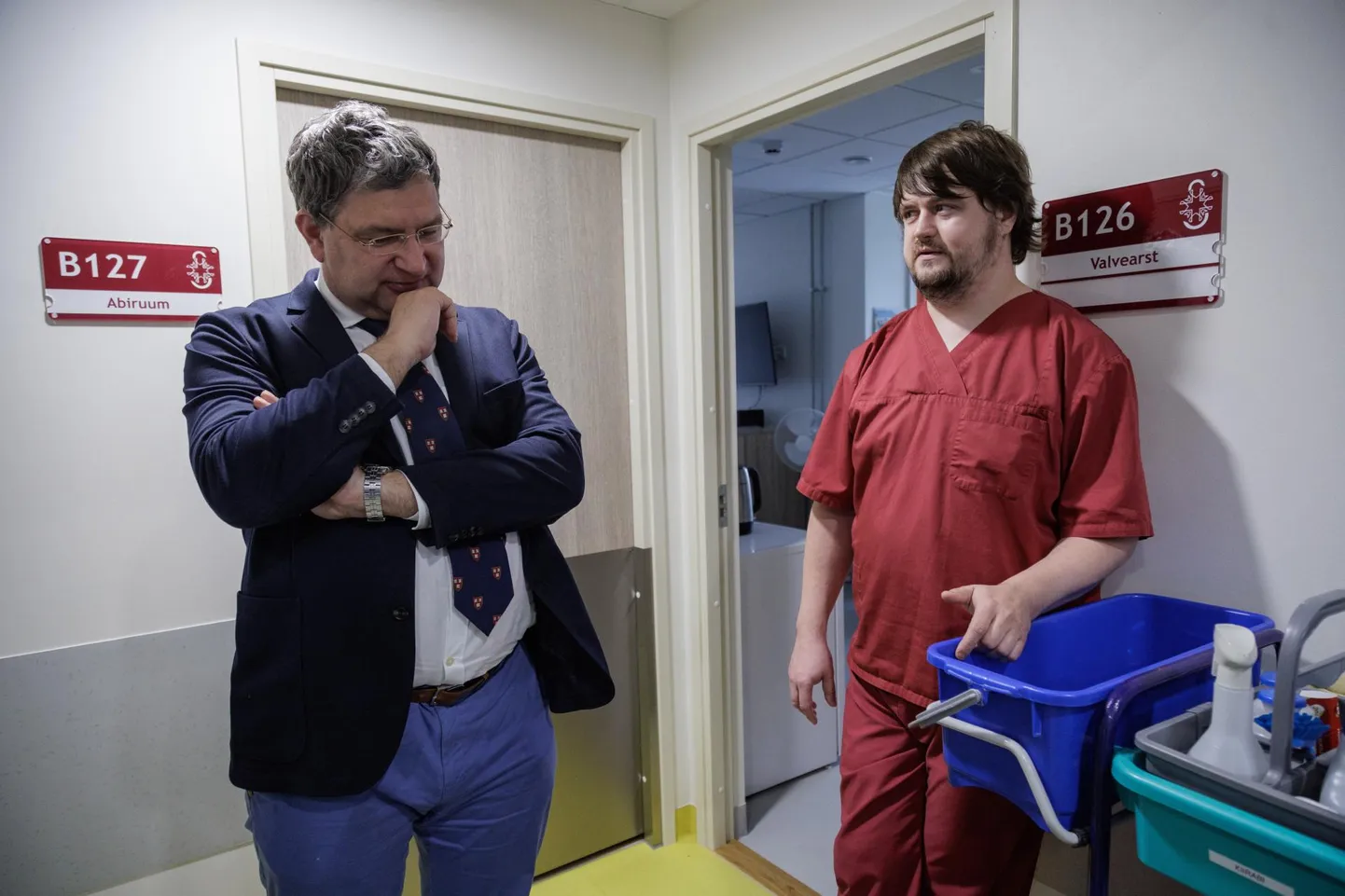Kuressaare haigla ravijuht Edward Laane (vasakul) ja EMO juhataja Mihkel Laidna tõdevad selle nädala algul, et kõhuhädadega patsiente jõuab nende juurde senisest vähem, kuid vara on veel kriisi lõppenuks lugeda.